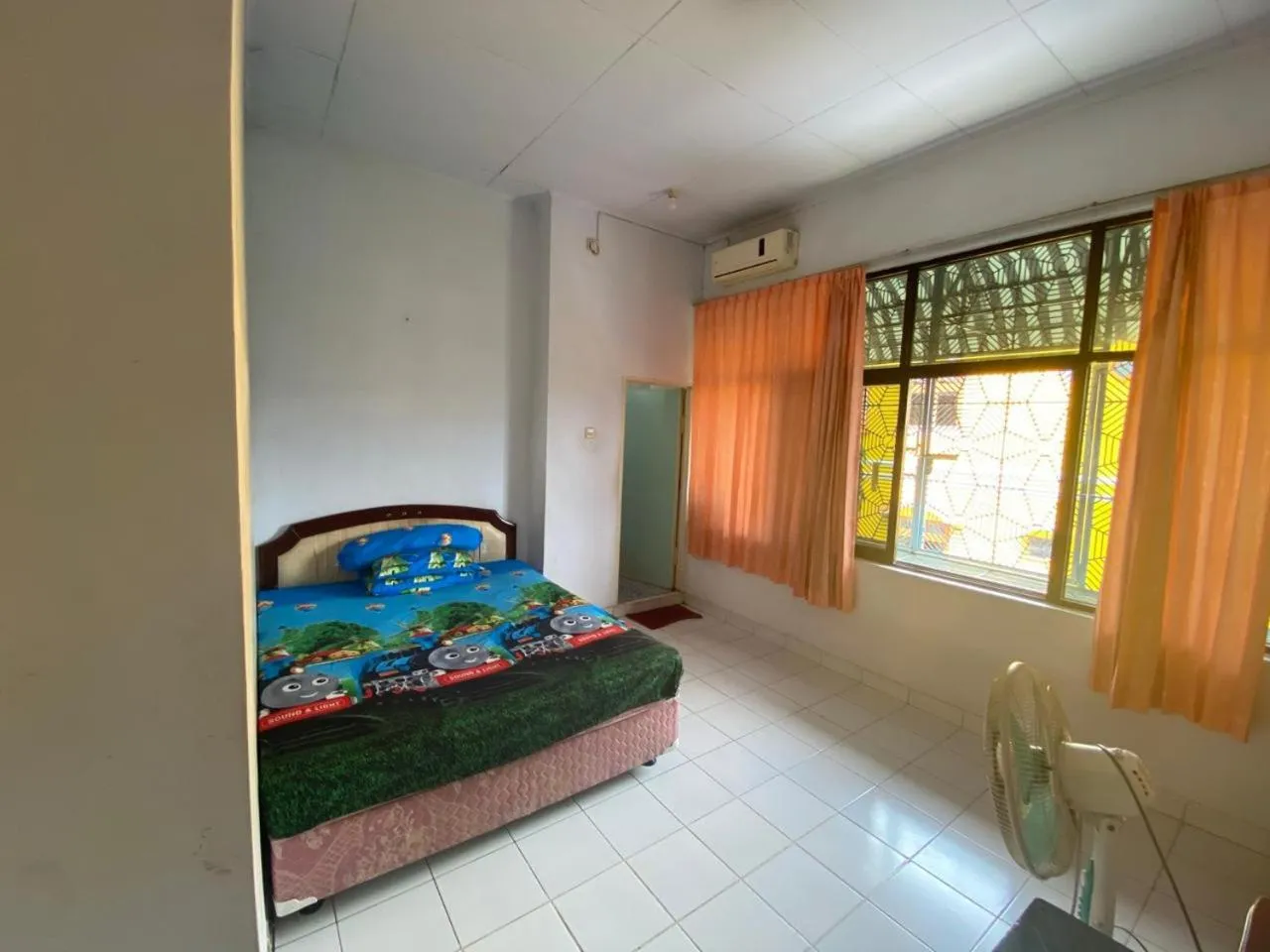 Photo of the whole room in Bulusaraung Homestay Makassar