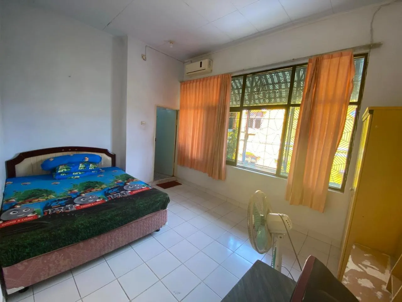 Photo of the whole room in Bulusaraung Homestay Makassar