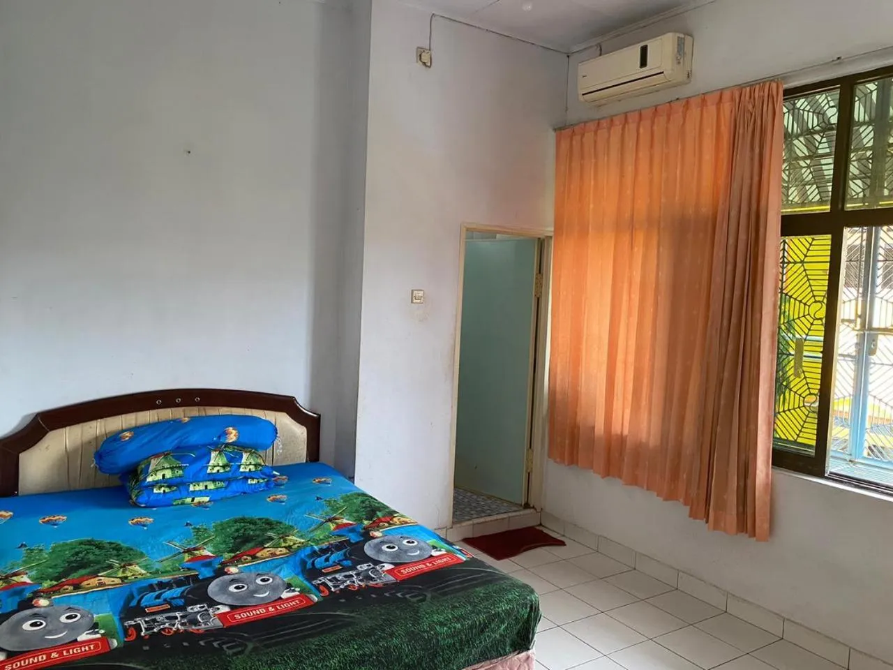 Photo of the whole room in Bulusaraung Homestay Makassar