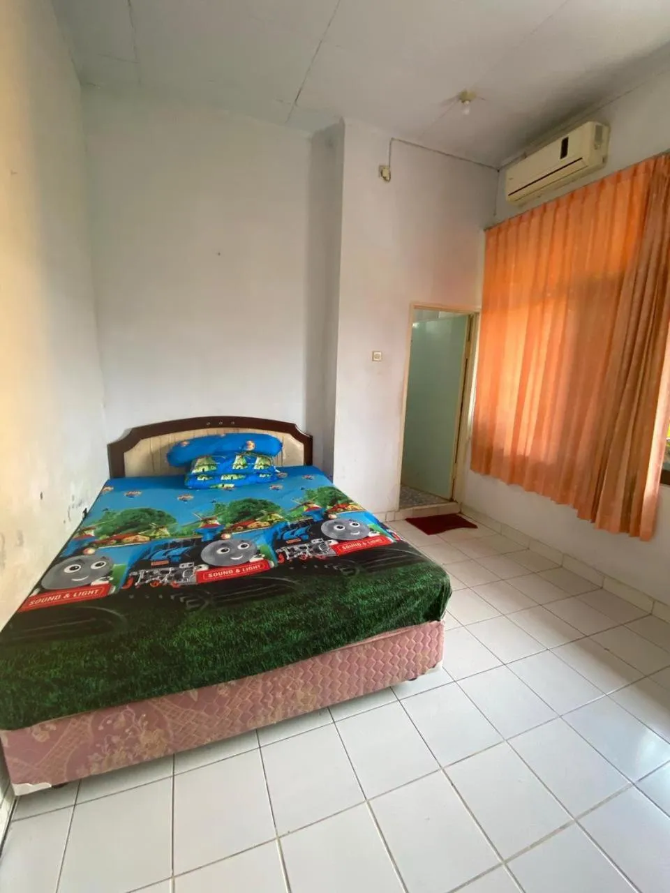Photo of the whole room in Bulusaraung Homestay Makassar