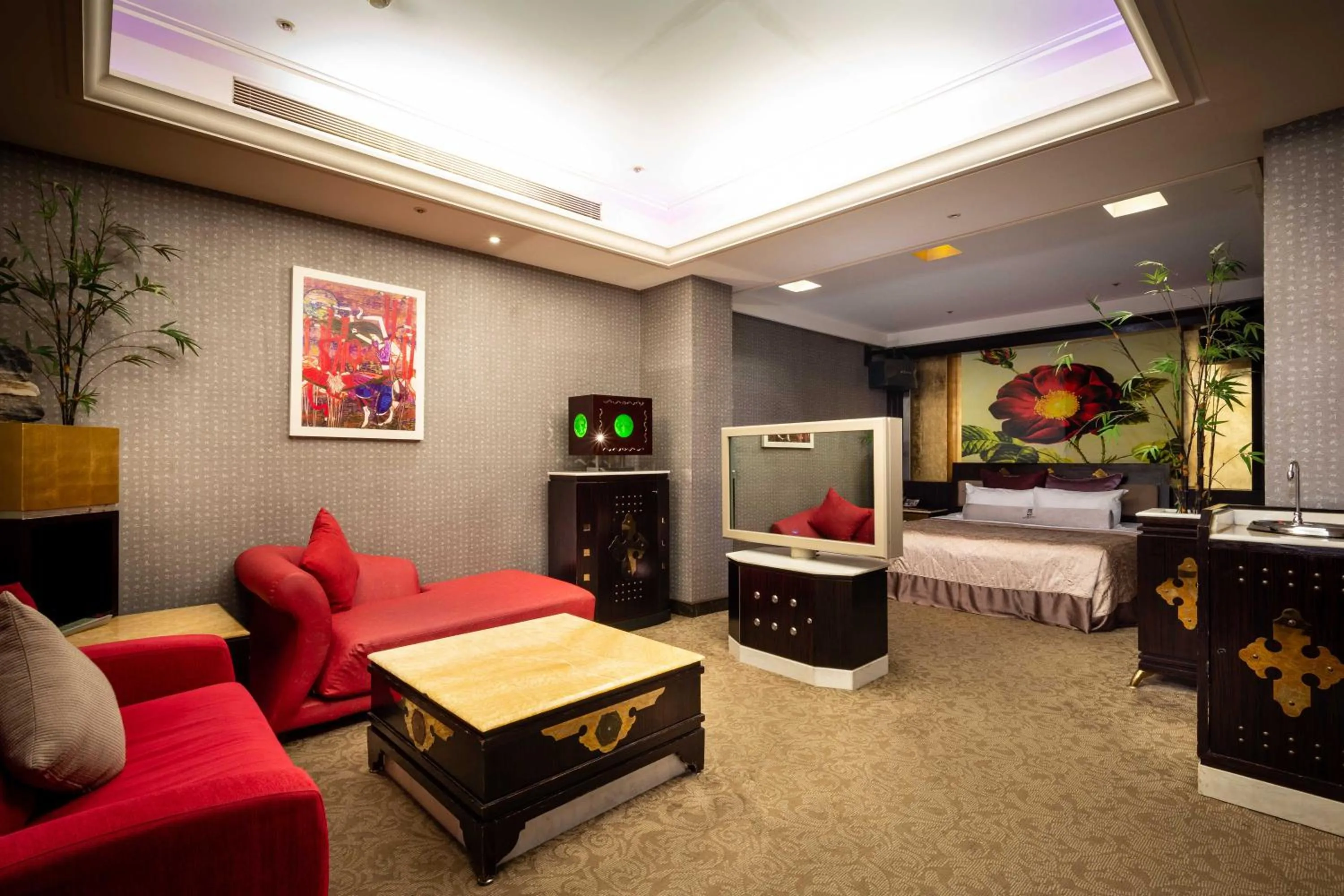 Living room, Bed in In-stone Motel