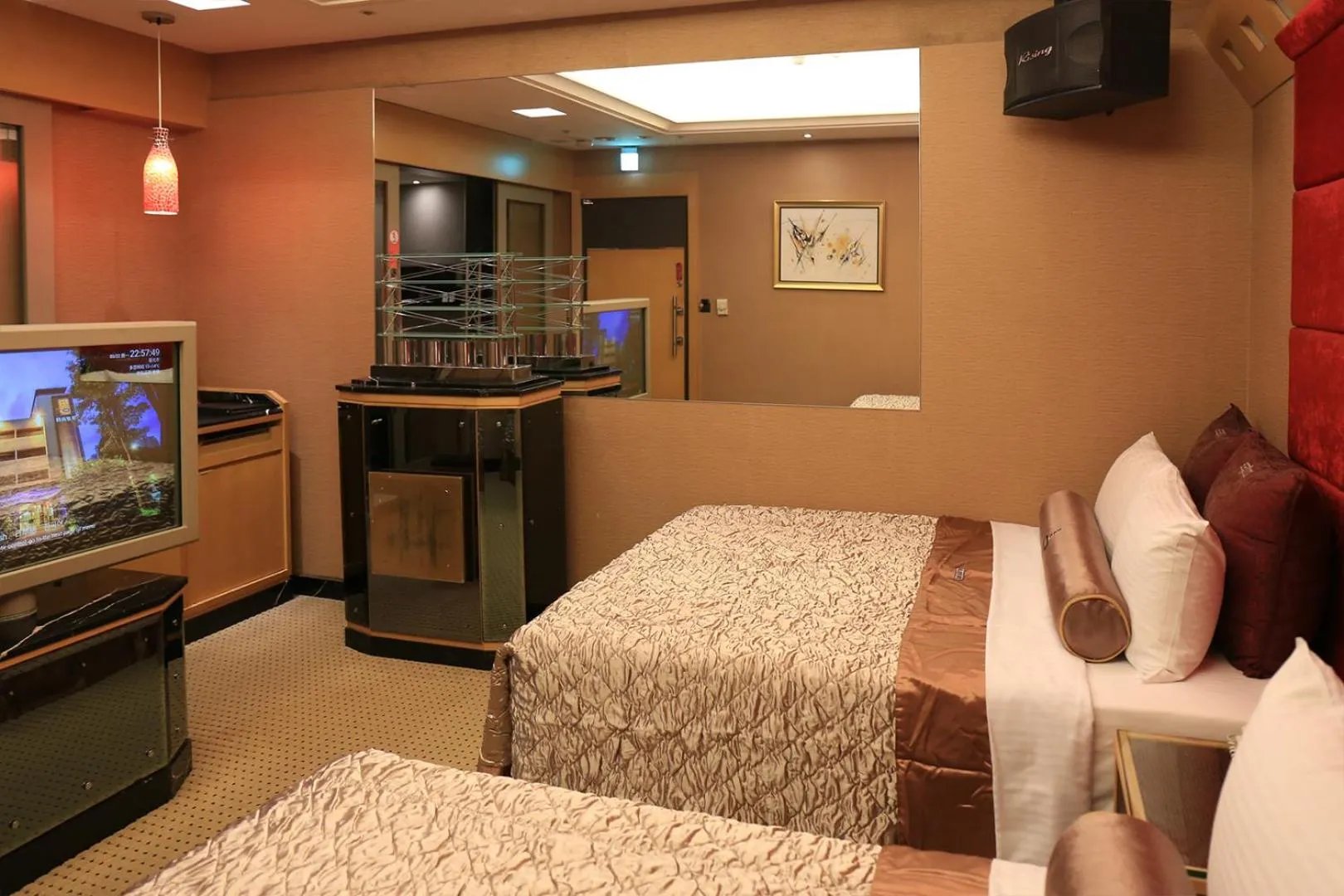 TV and multimedia, Bed in In-stone Motel