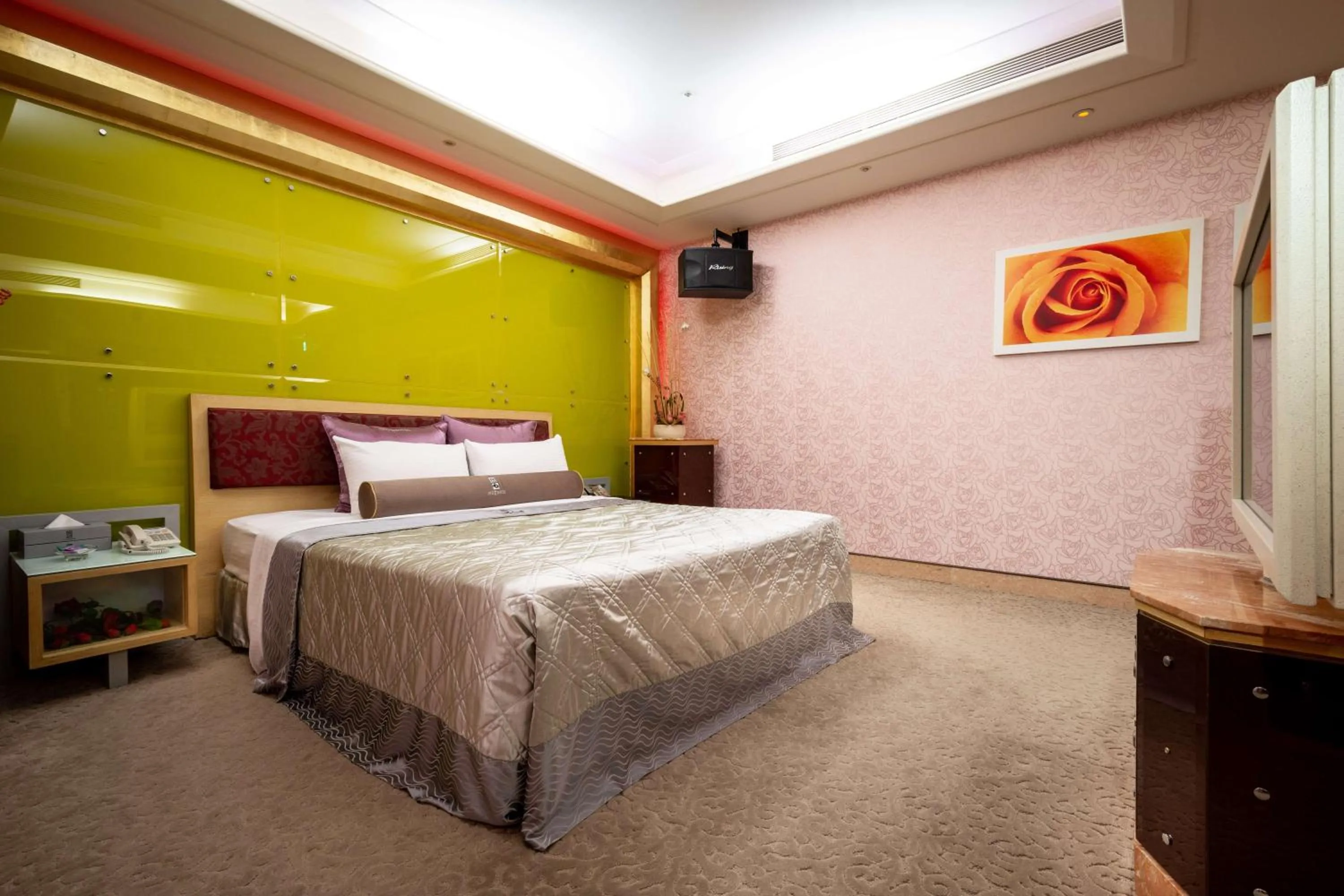 Photo of the whole room, Bed in In-stone Motel