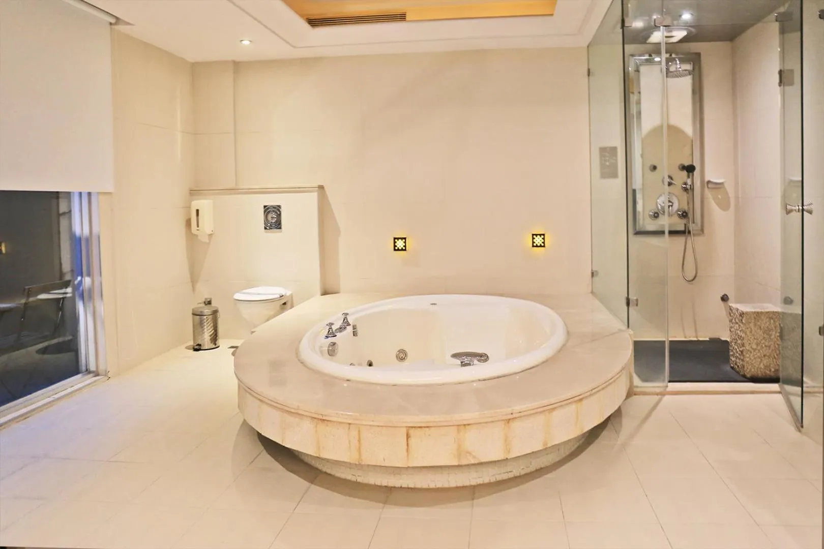 Hot Tub in In-stone Motel