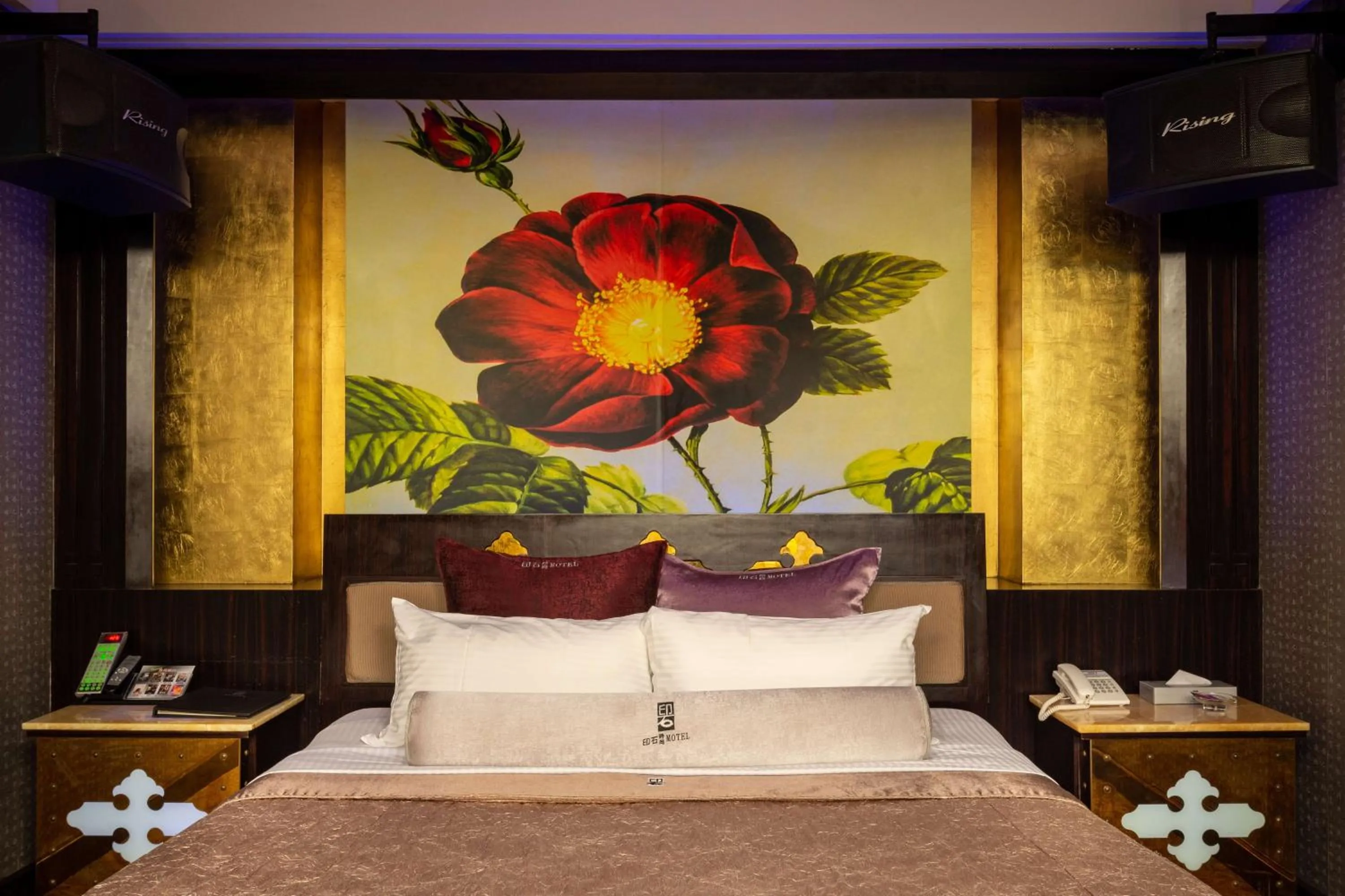 Photo of the whole room, Bed in In-stone Motel