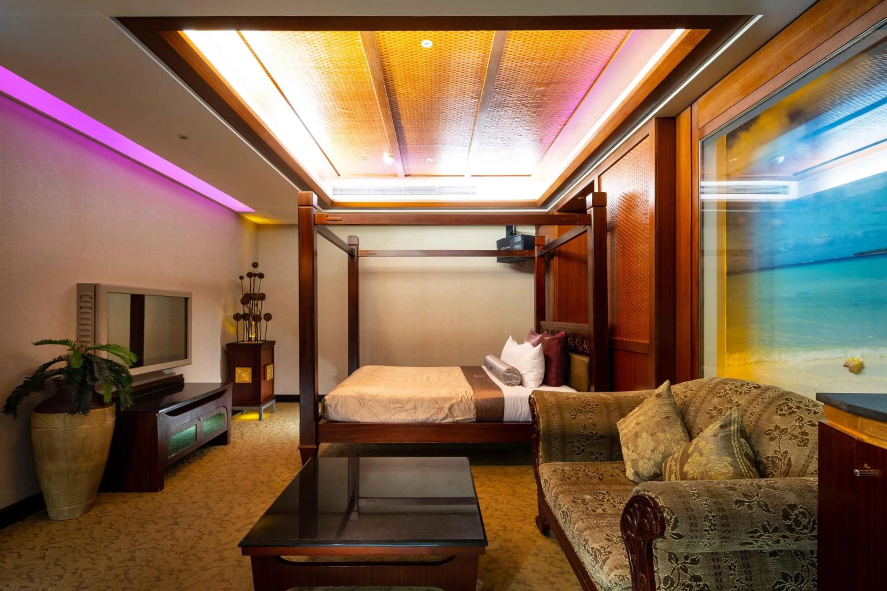 Photo of the whole room, Bed in In-stone Motel