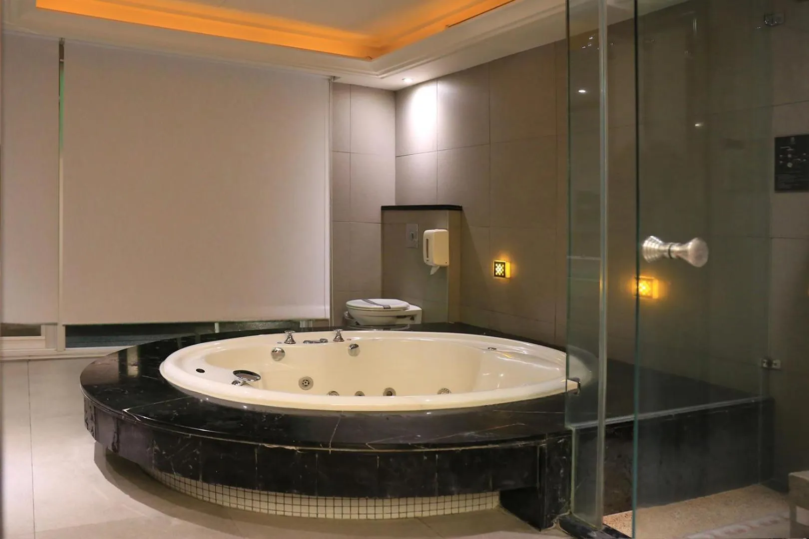 Hot Tub in In-stone Motel