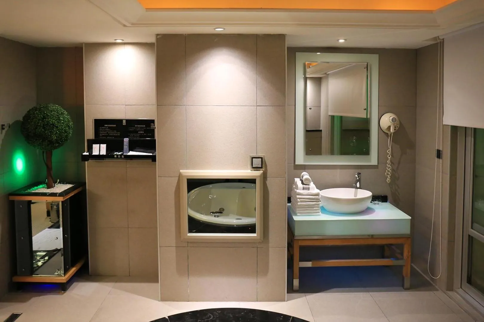 Hot Tub in In-stone Motel