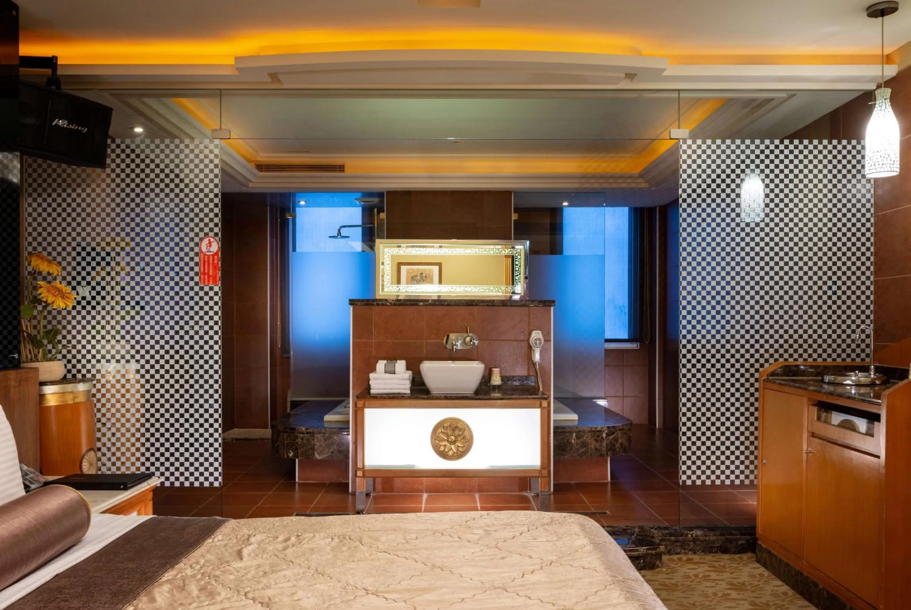 Living room, Bed in In-stone Motel