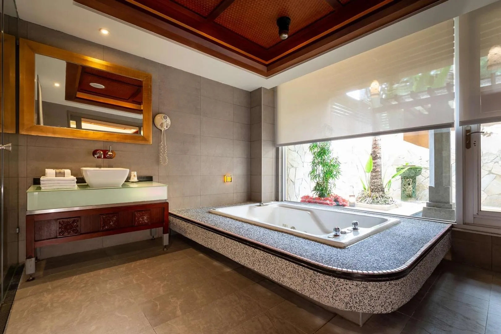 Bathroom, Bed in In-stone Motel