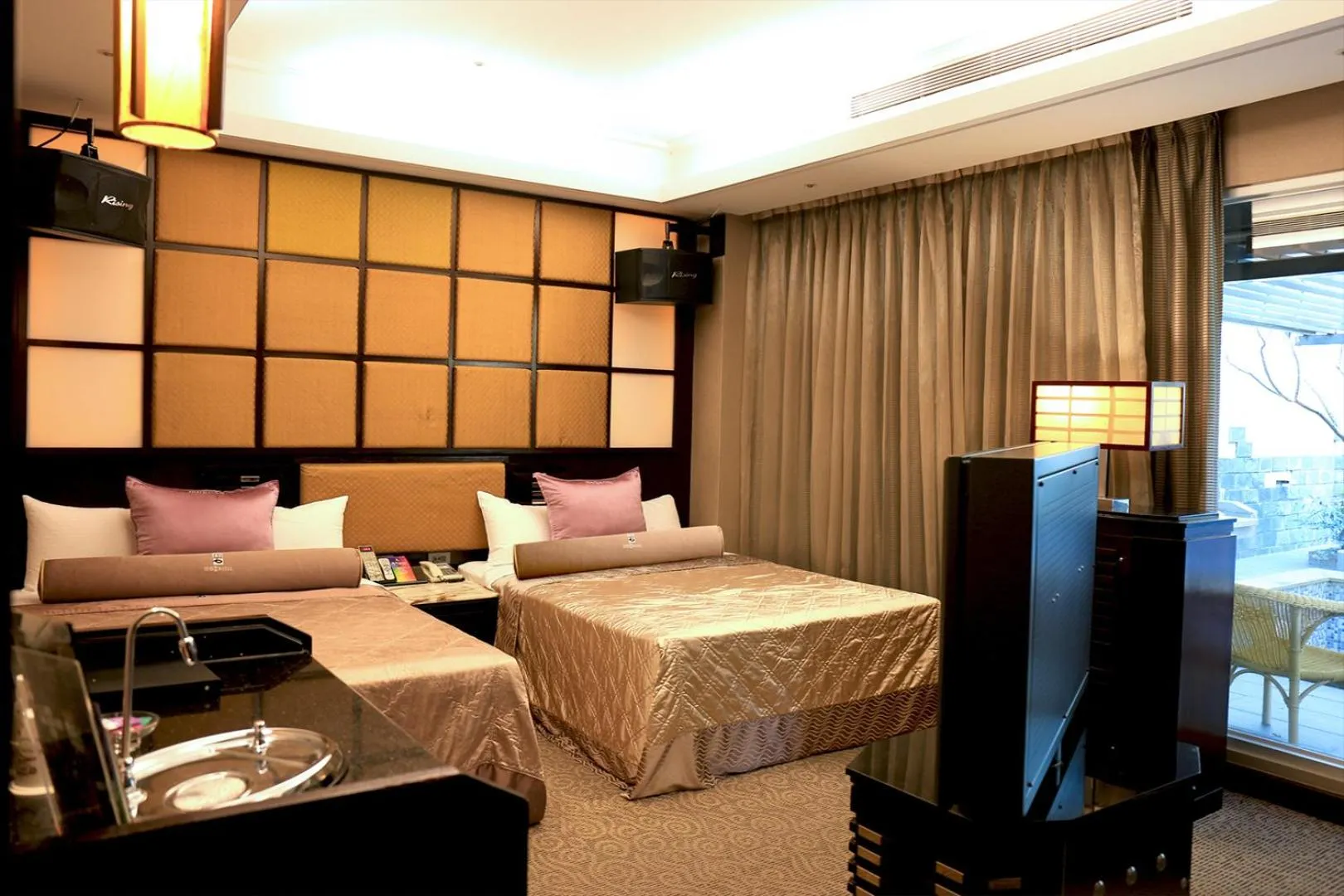 Photo of the whole room, Bed in In-stone Motel