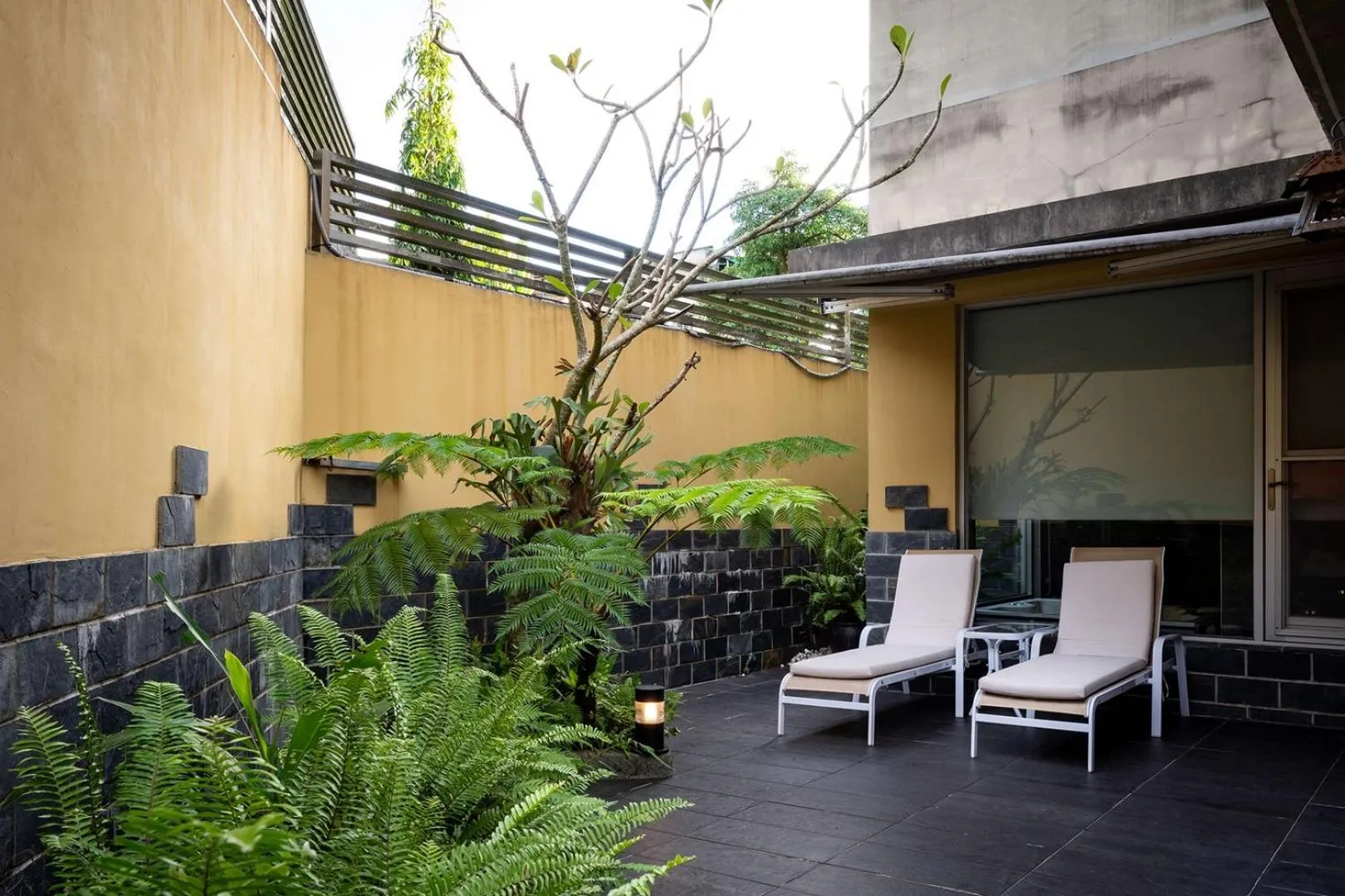 Property building in In-stone Motel