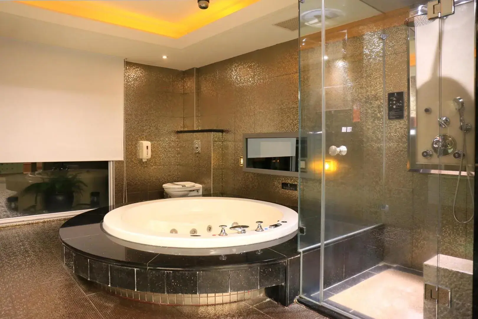 Hot Tub in In-stone Motel Hot Tub in In-stone Motel