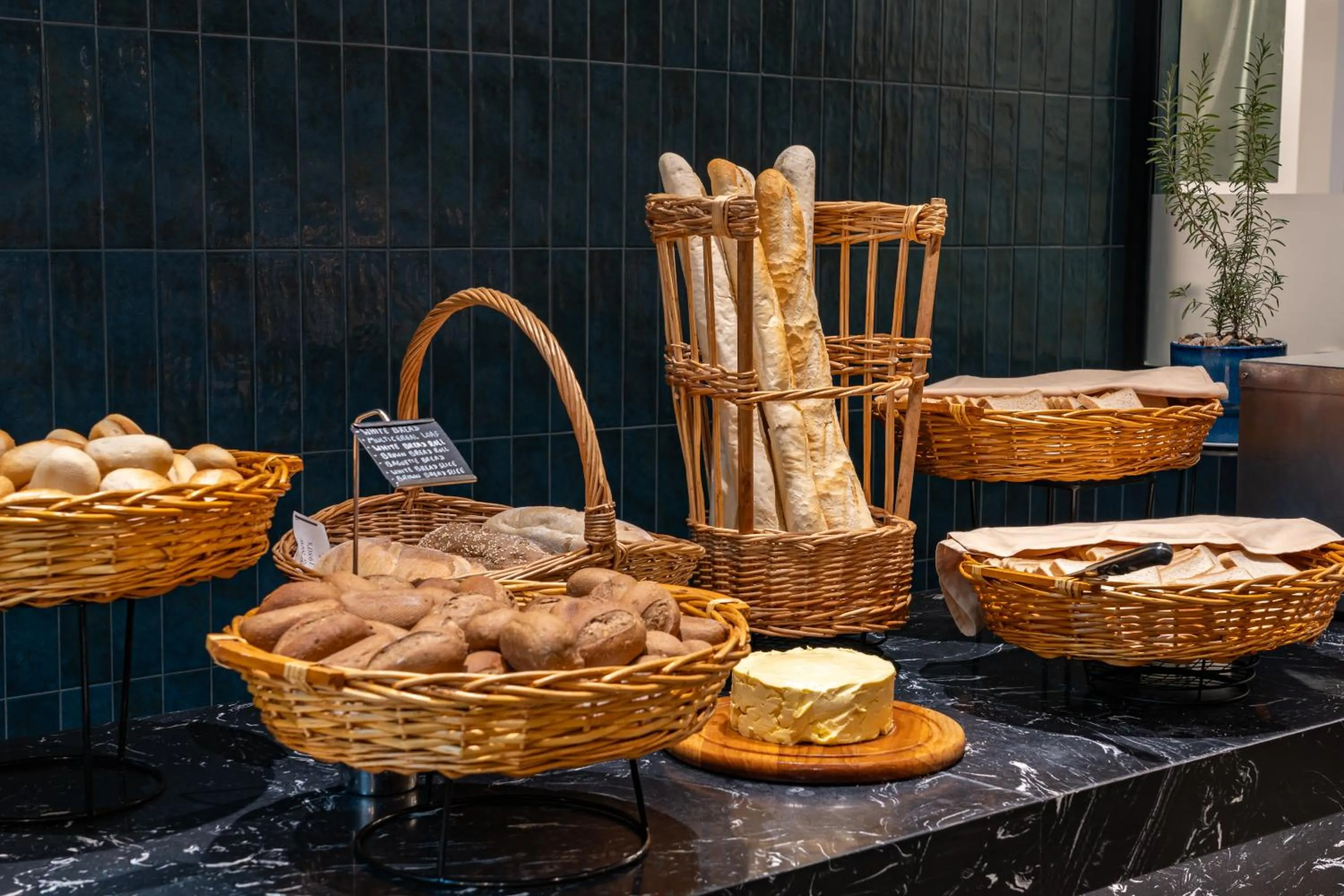 Restaurant/places to eat in Novotel Dubai World Trade Centre