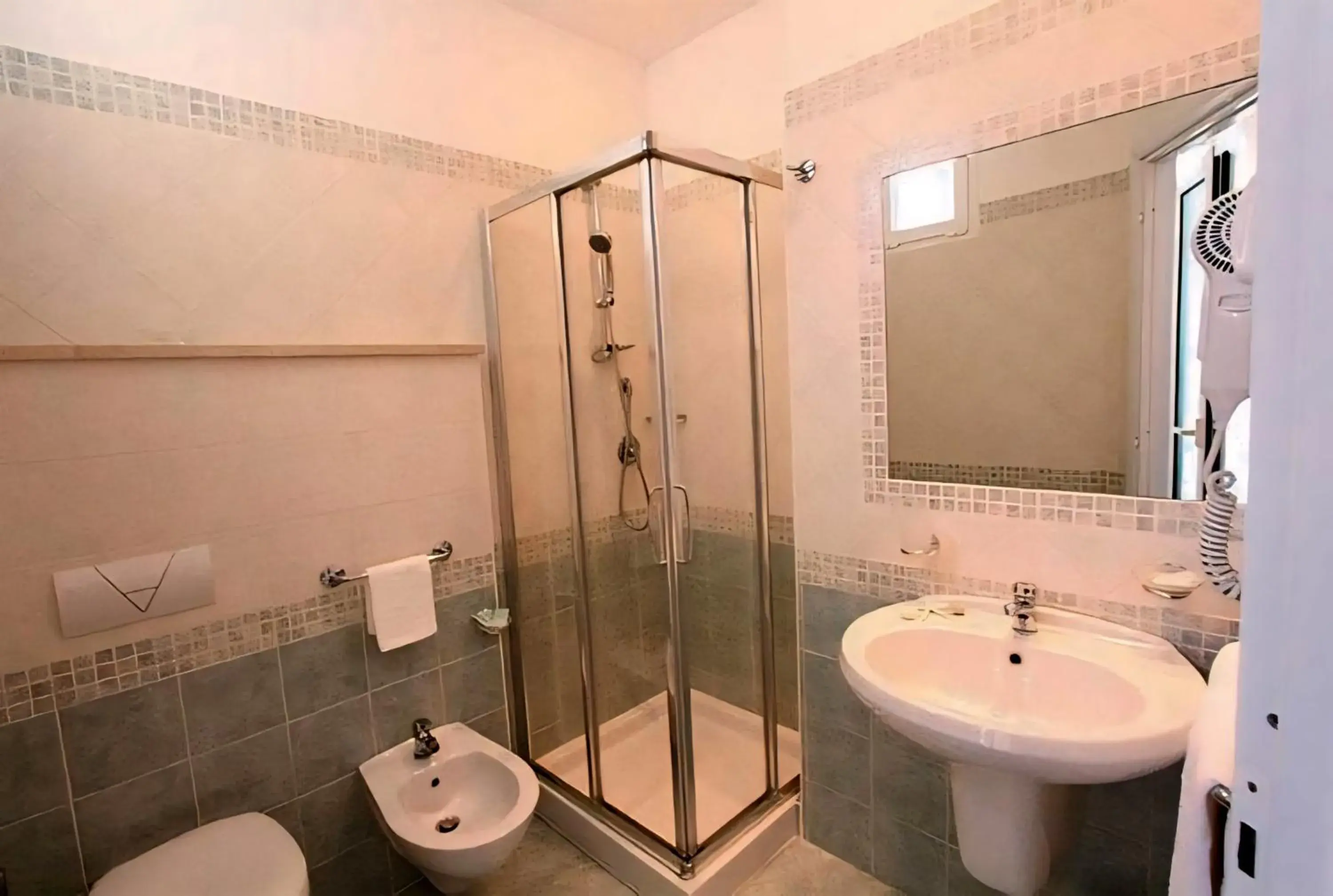 Single Room with Private External Bathroom in Hotel Baltic Single Room with Private External Bathroom in Hotel Baltic