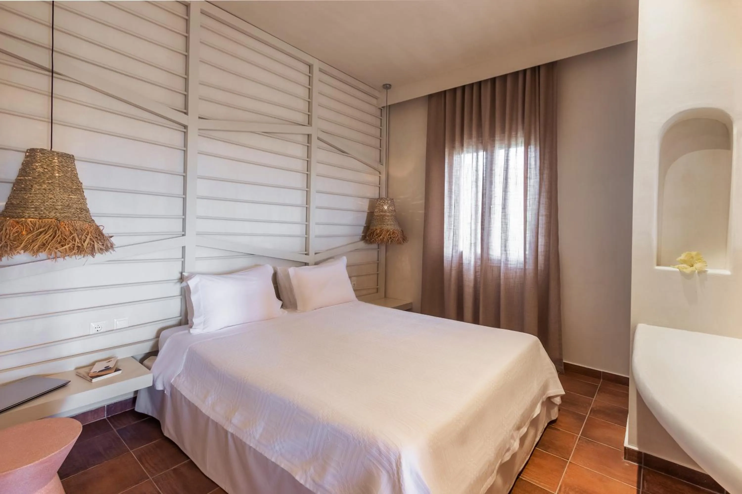 Bed in Kimolia Gi