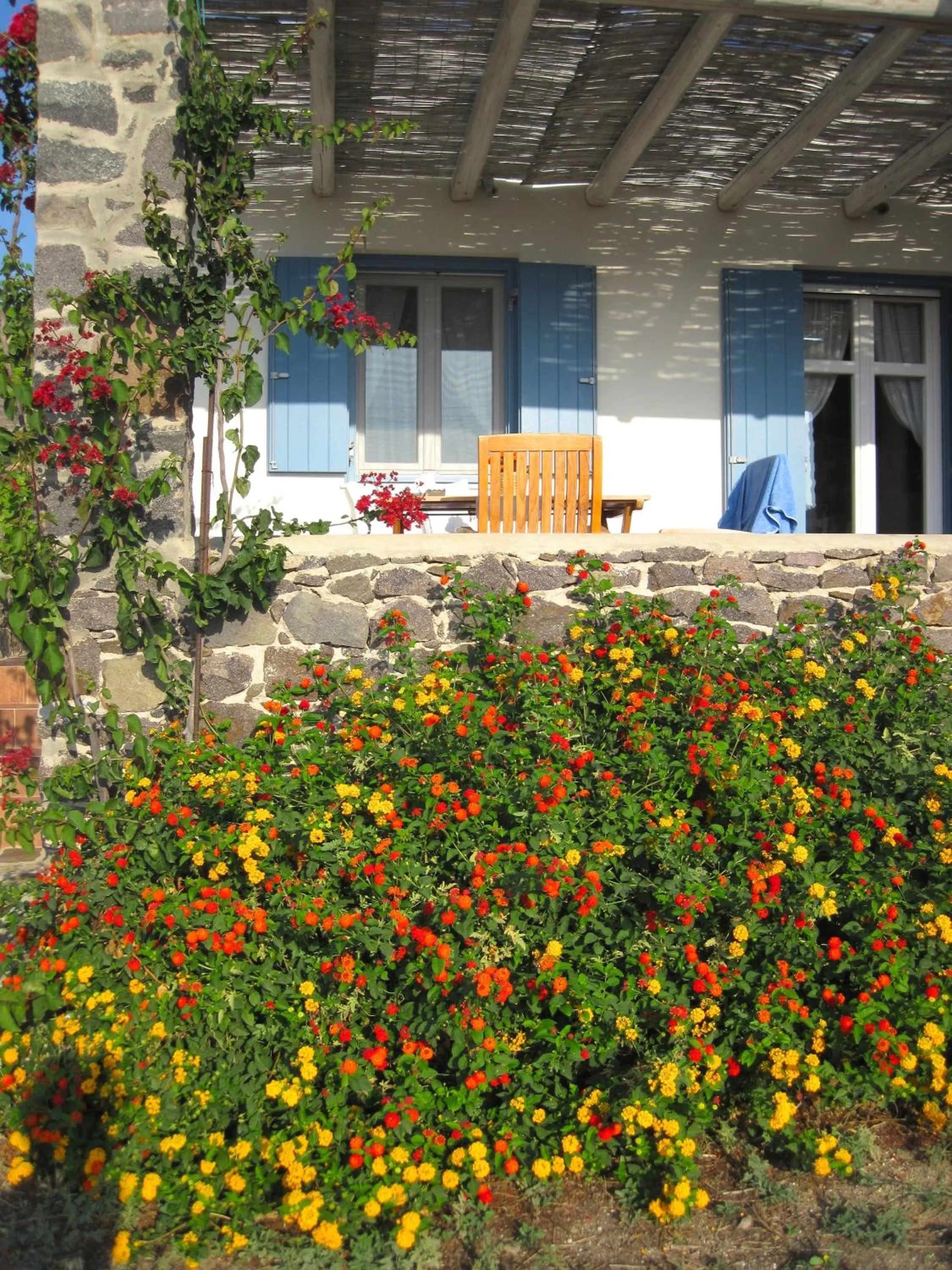 Facade/entrance in Kimolia Gi
