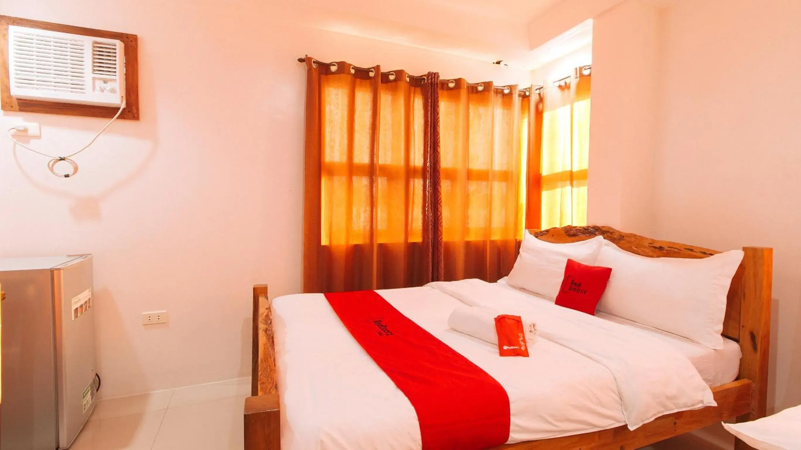 Bed in RedDoorz Plus @ Jollydays Hotel Nueva Ecija Bed in RedDoorz Plus @ Jollydays Hotel Nueva Ecija
