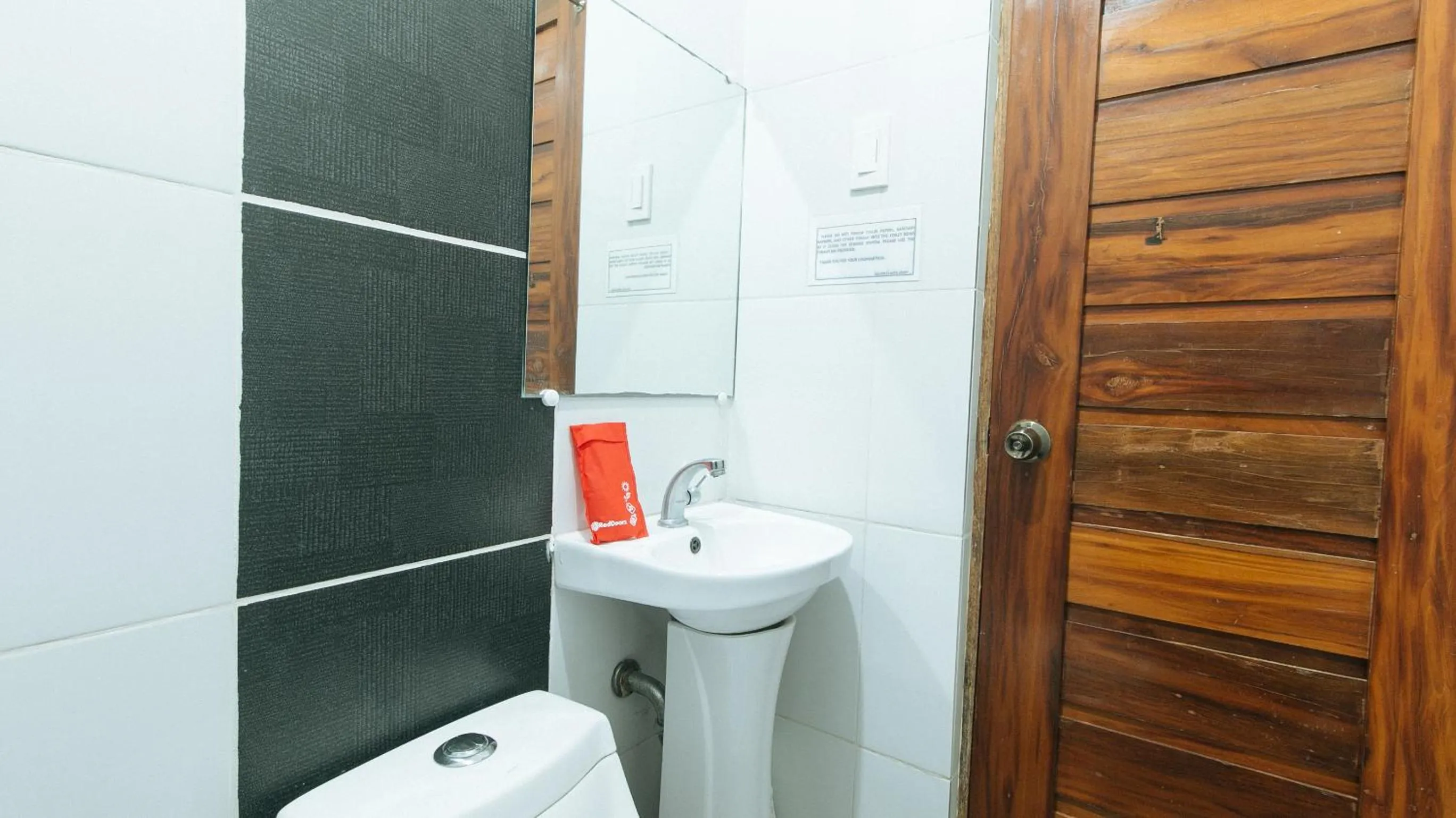 Shower in RedDoorz Plus @ Jollydays Hotel Nueva Ecija