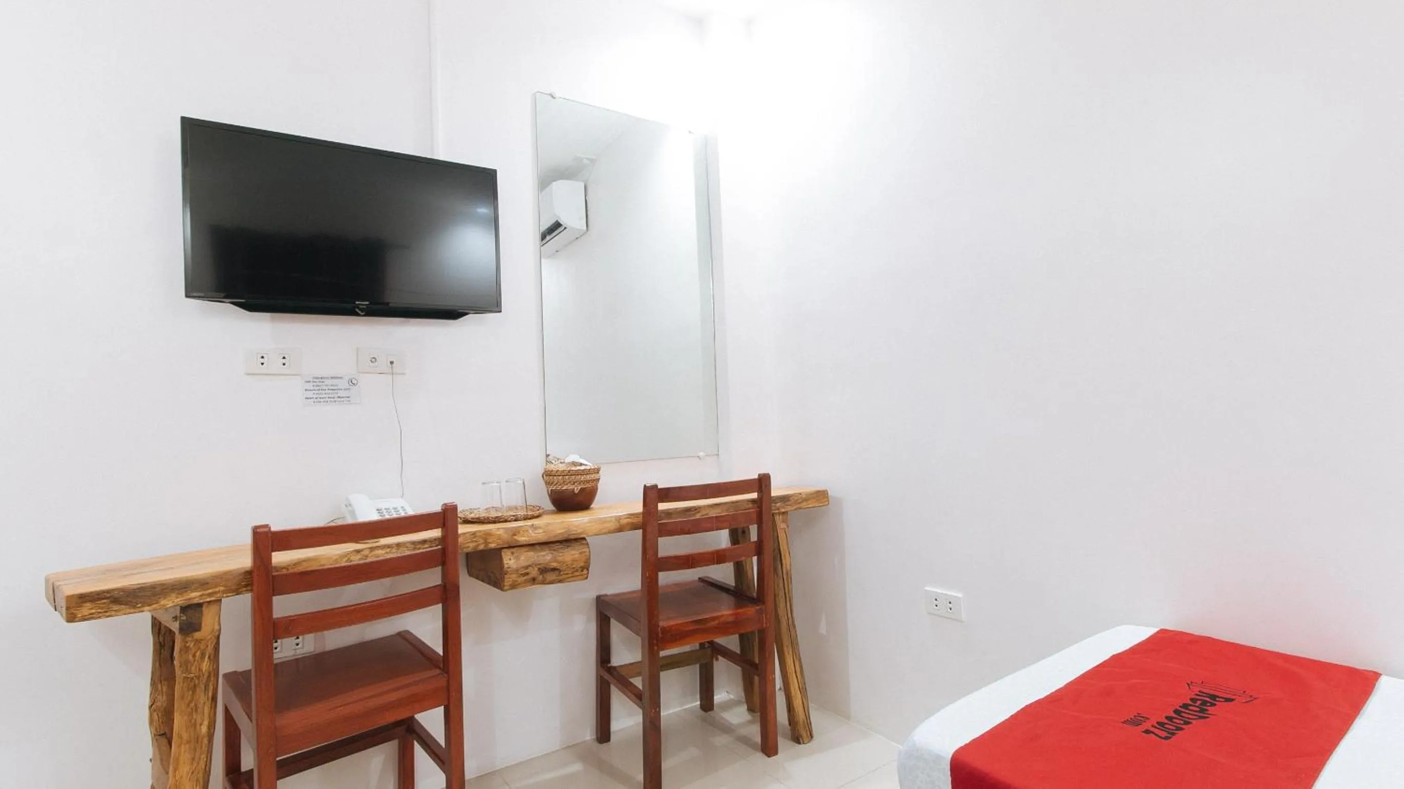 TV and multimedia in RedDoorz Plus @ Jollydays Hotel Nueva Ecija