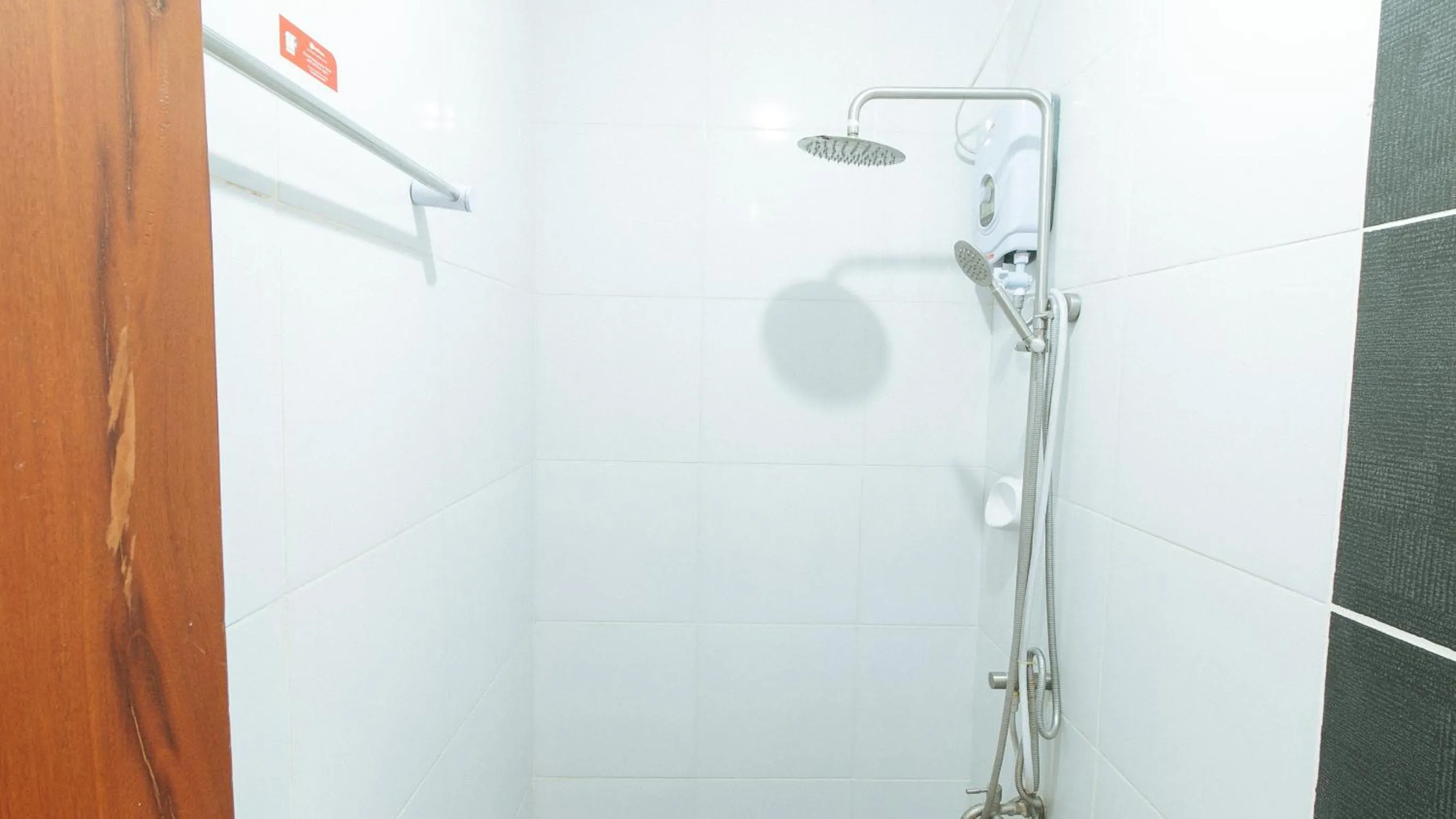 Shower in RedDoorz Plus @ Jollydays Hotel Nueva Ecija