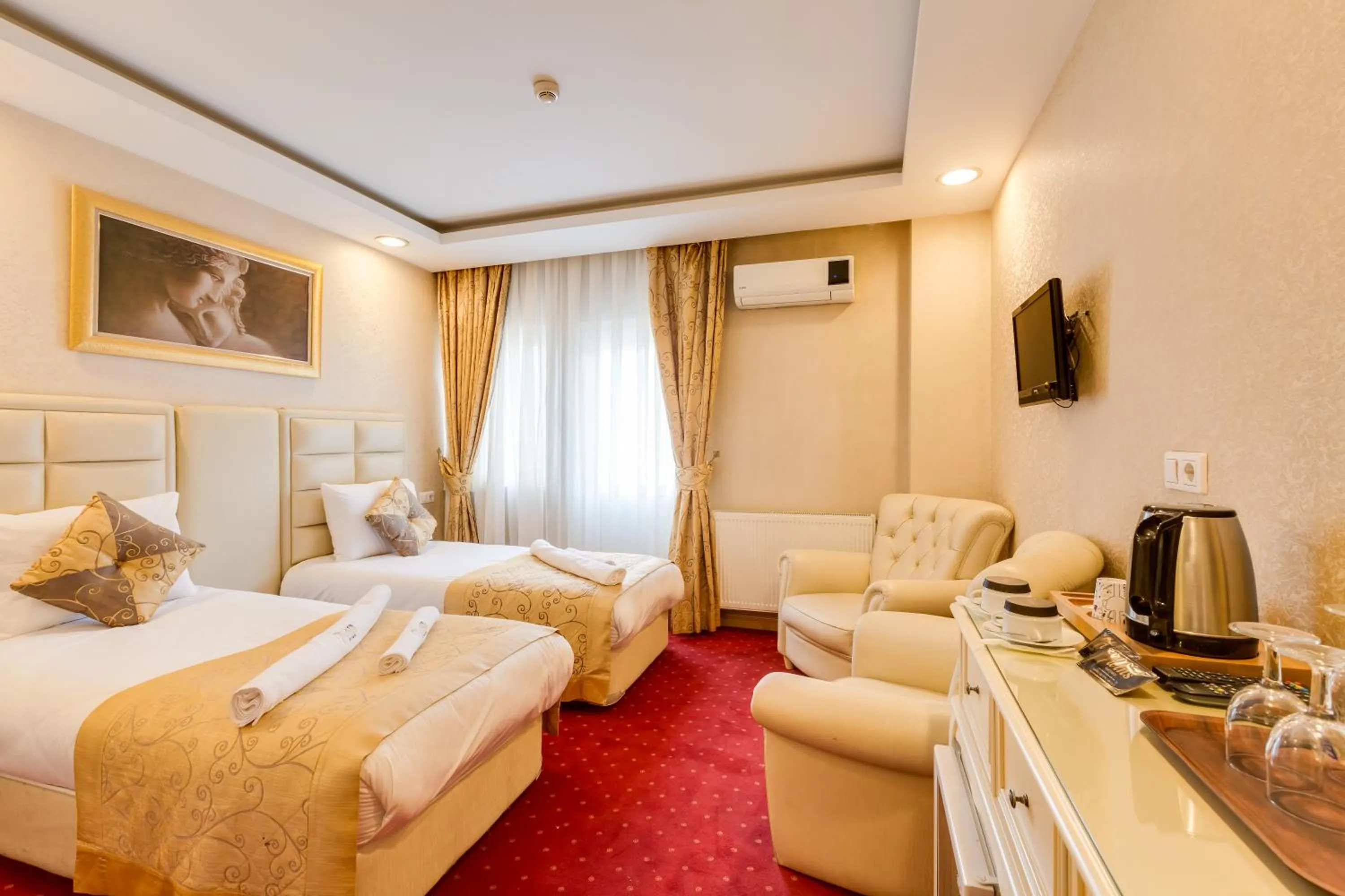 Photo of the whole room, Bed in Twins Hotel