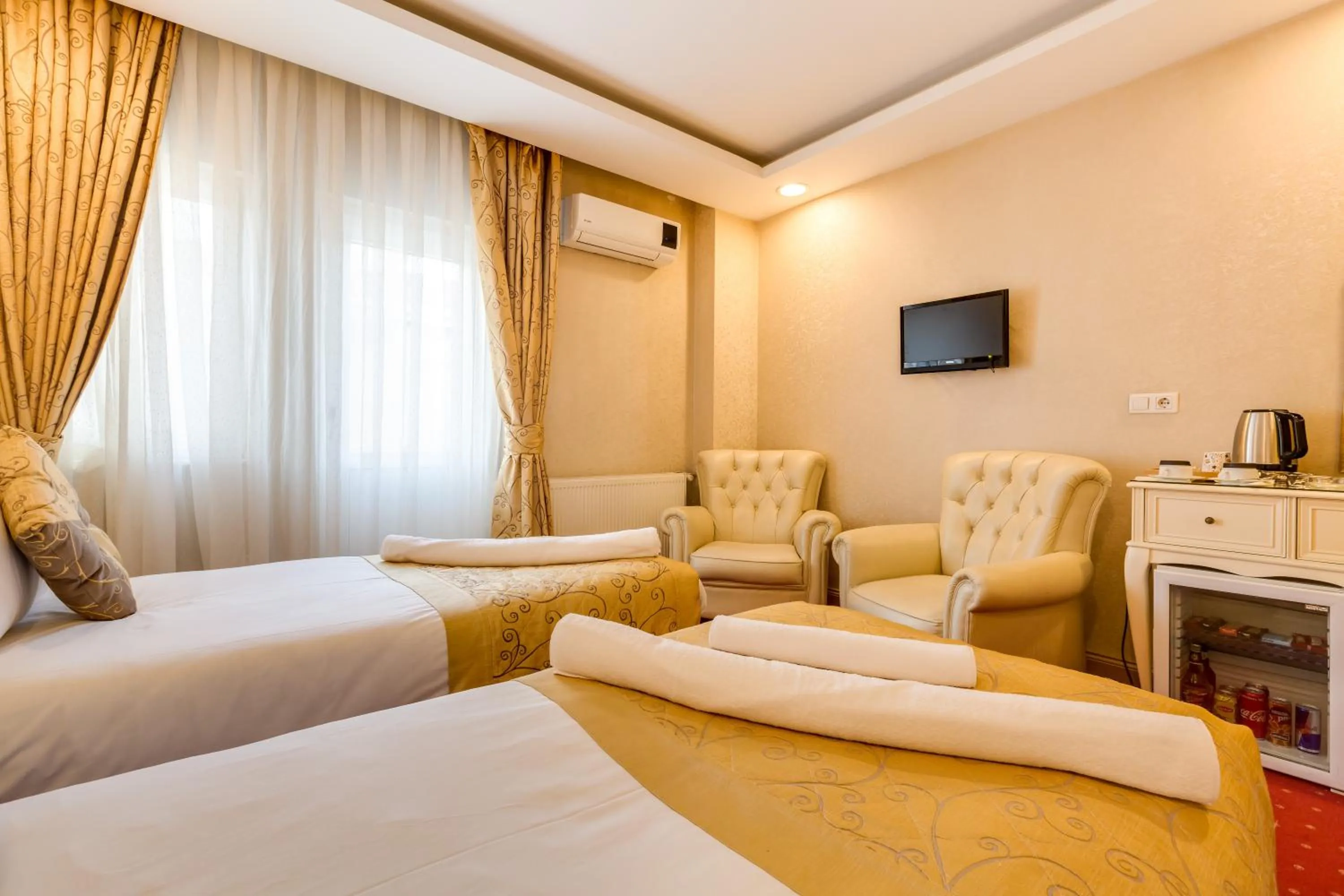 Photo of the whole room, Bed in Twins Hotel