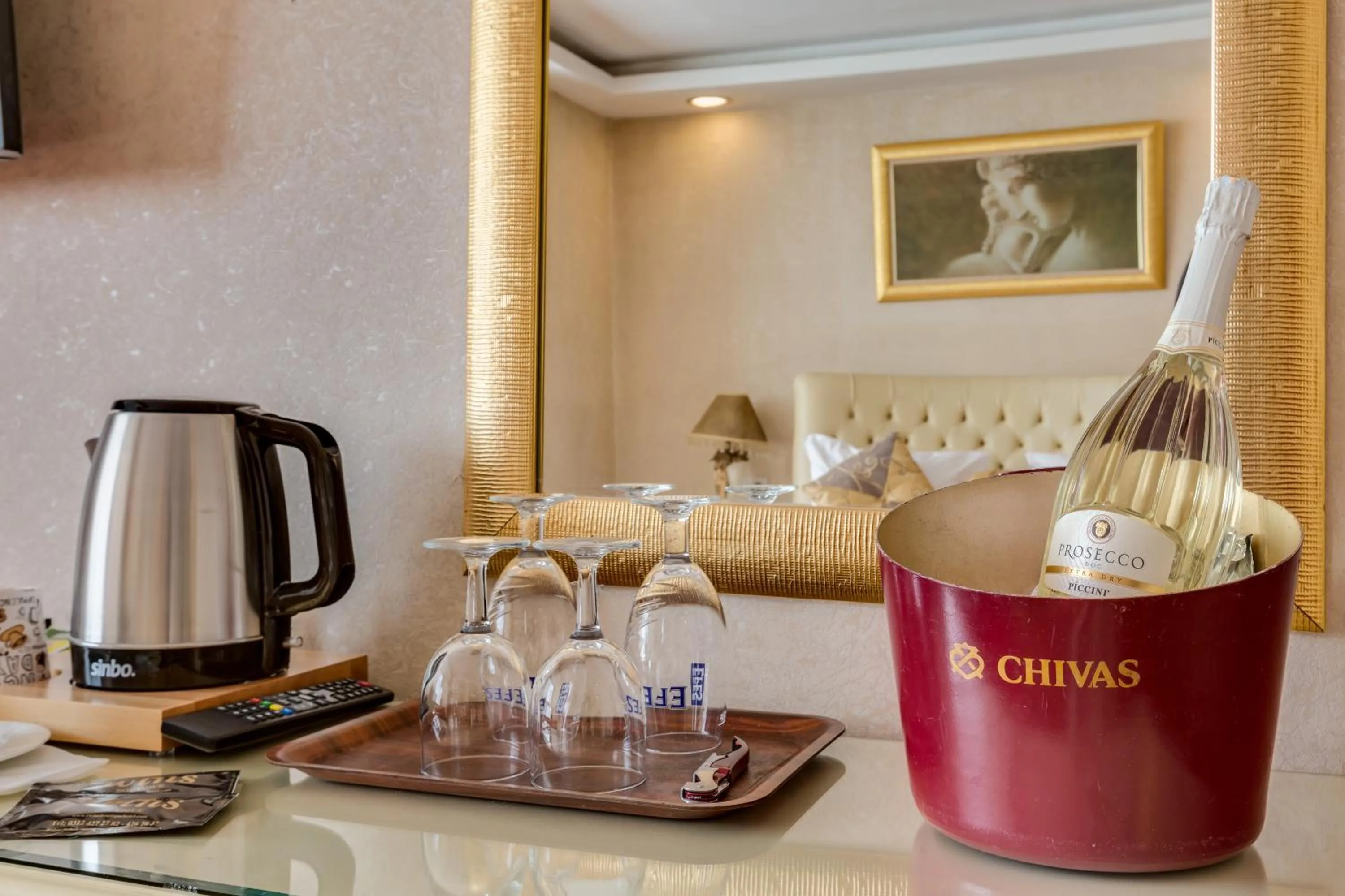 Coffee/tea facilities in Twins Hotel