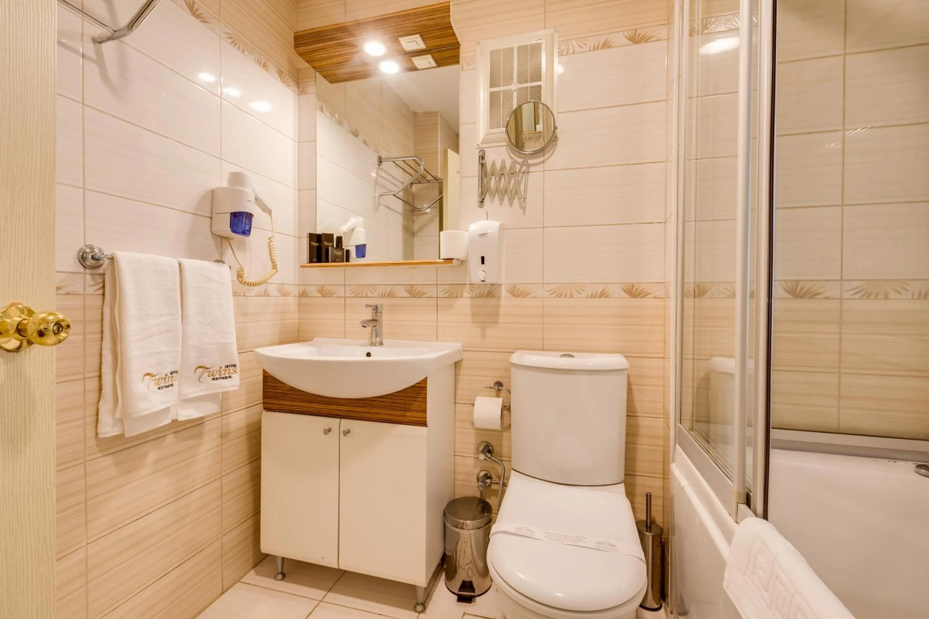 Bathroom in Twins Hotel