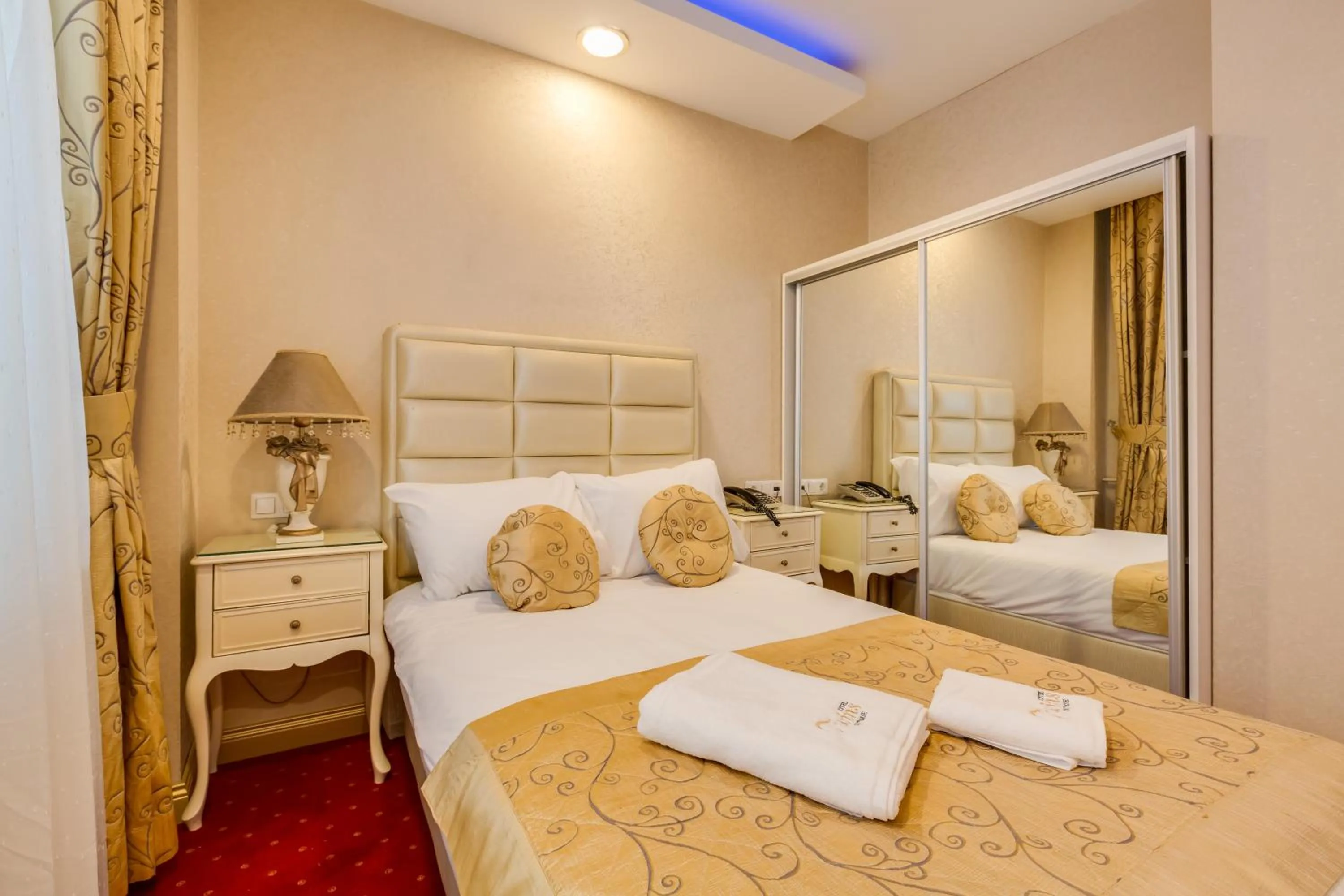 Photo of the whole room, Bed in Twins Hotel