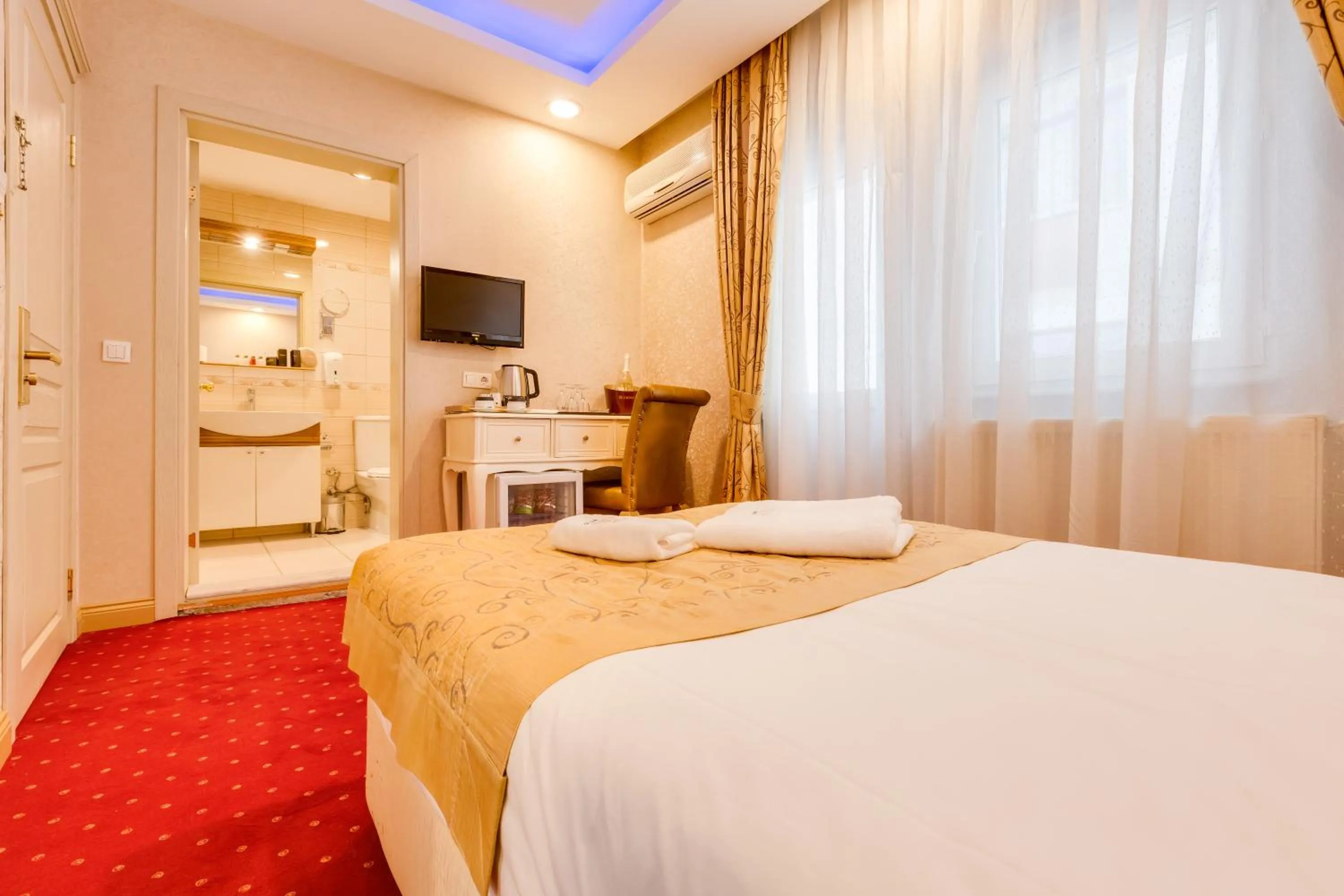 Photo of the whole room, Bed in Twins Hotel