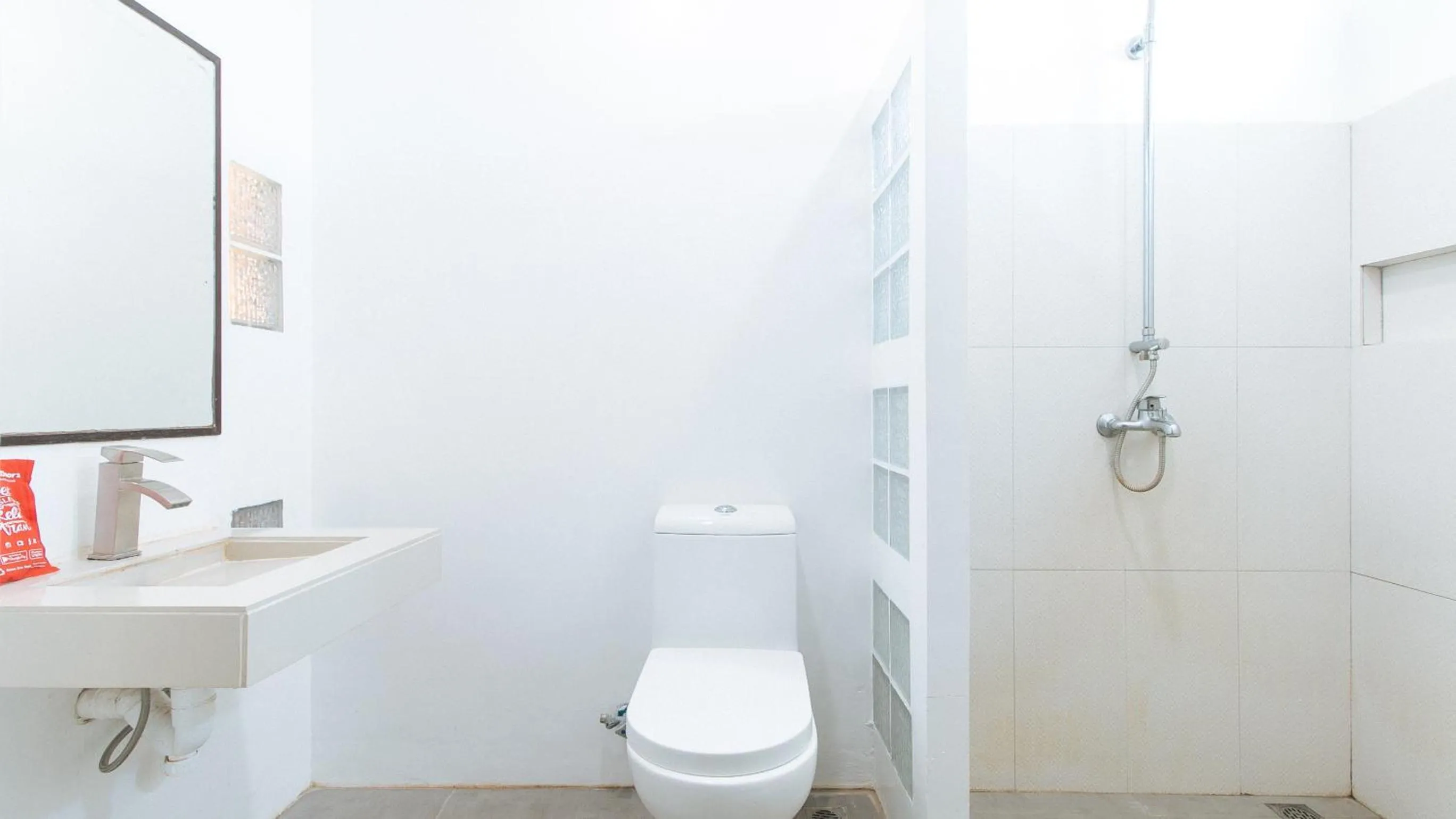 Bathroom in RedDoorz @ EL Runway Hotel Bulacan