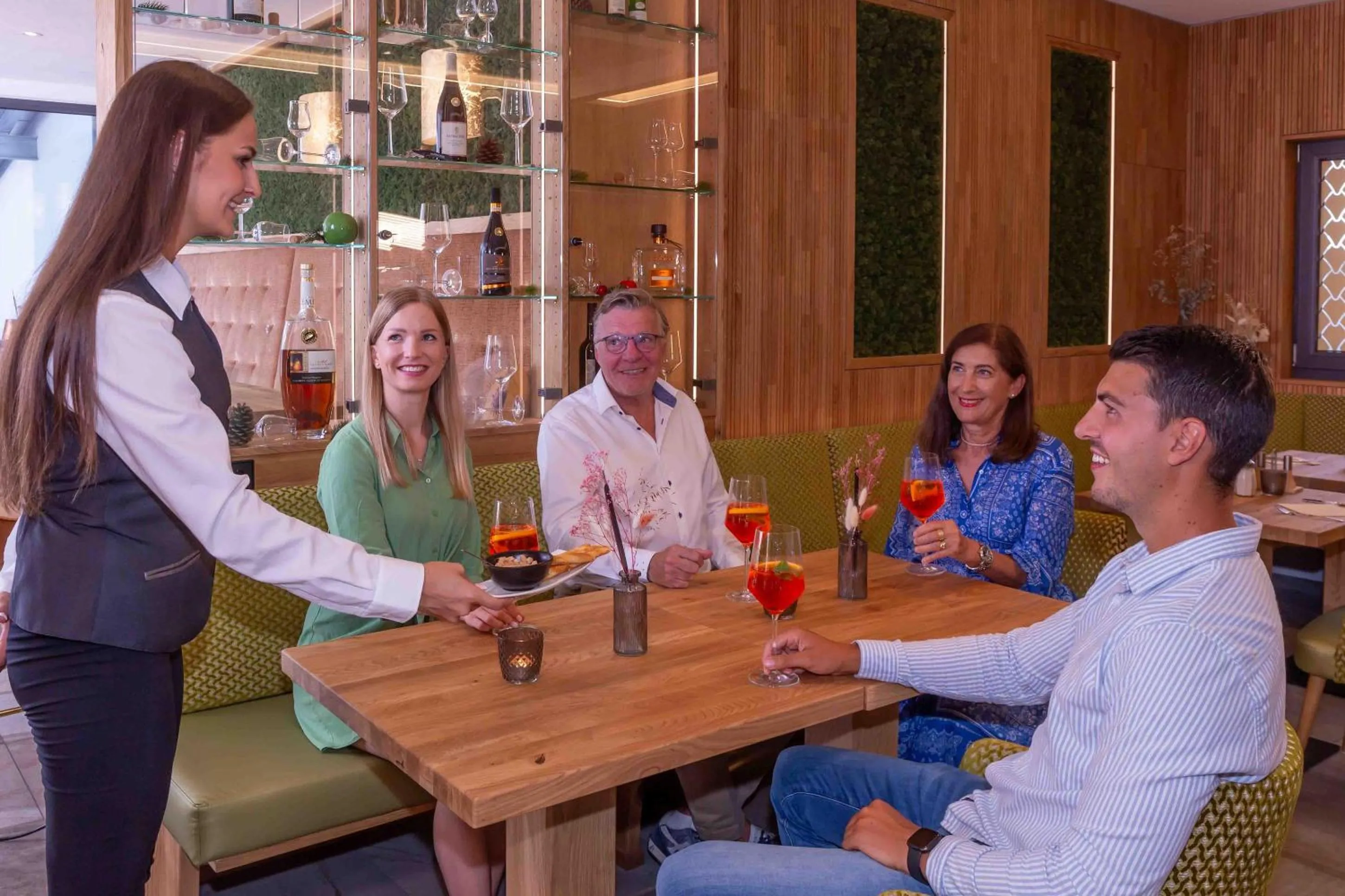 Lounge or bar in Wellnesshotel Sonnenhof & Sonnhalde