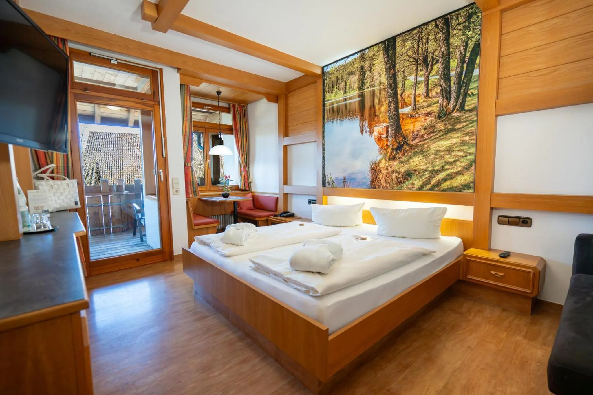 Living room, Bed in Wellnesshotel Sonnenhof & Sonnhalde