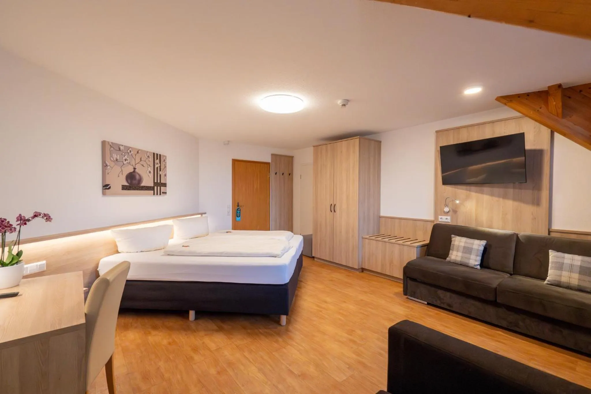 Living room, Bed in Wellnesshotel Sonnenhof & Sonnhalde