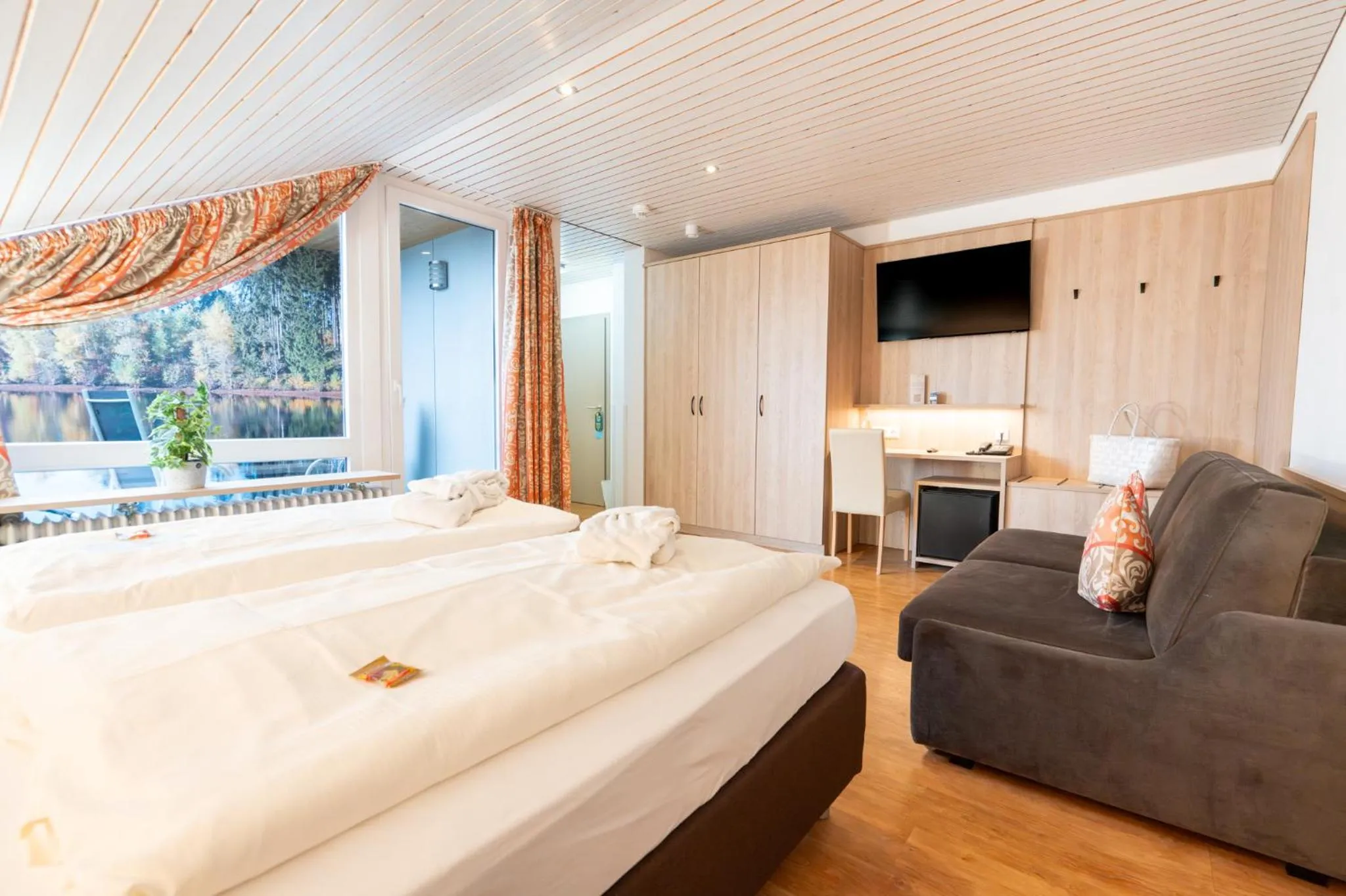 Living room, Bed in Wellnesshotel Sonnenhof & Sonnhalde