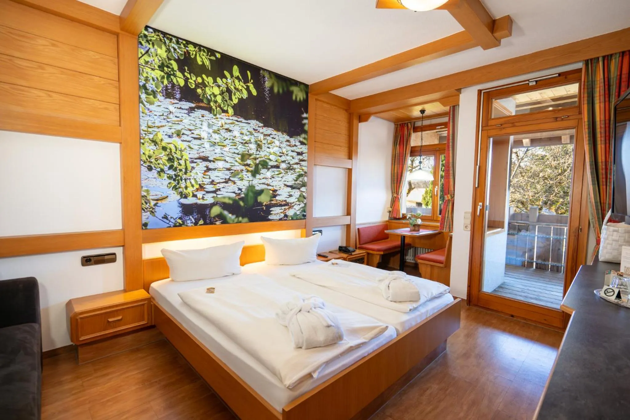 Living room, Bed in Wellnesshotel Sonnenhof & Sonnhalde