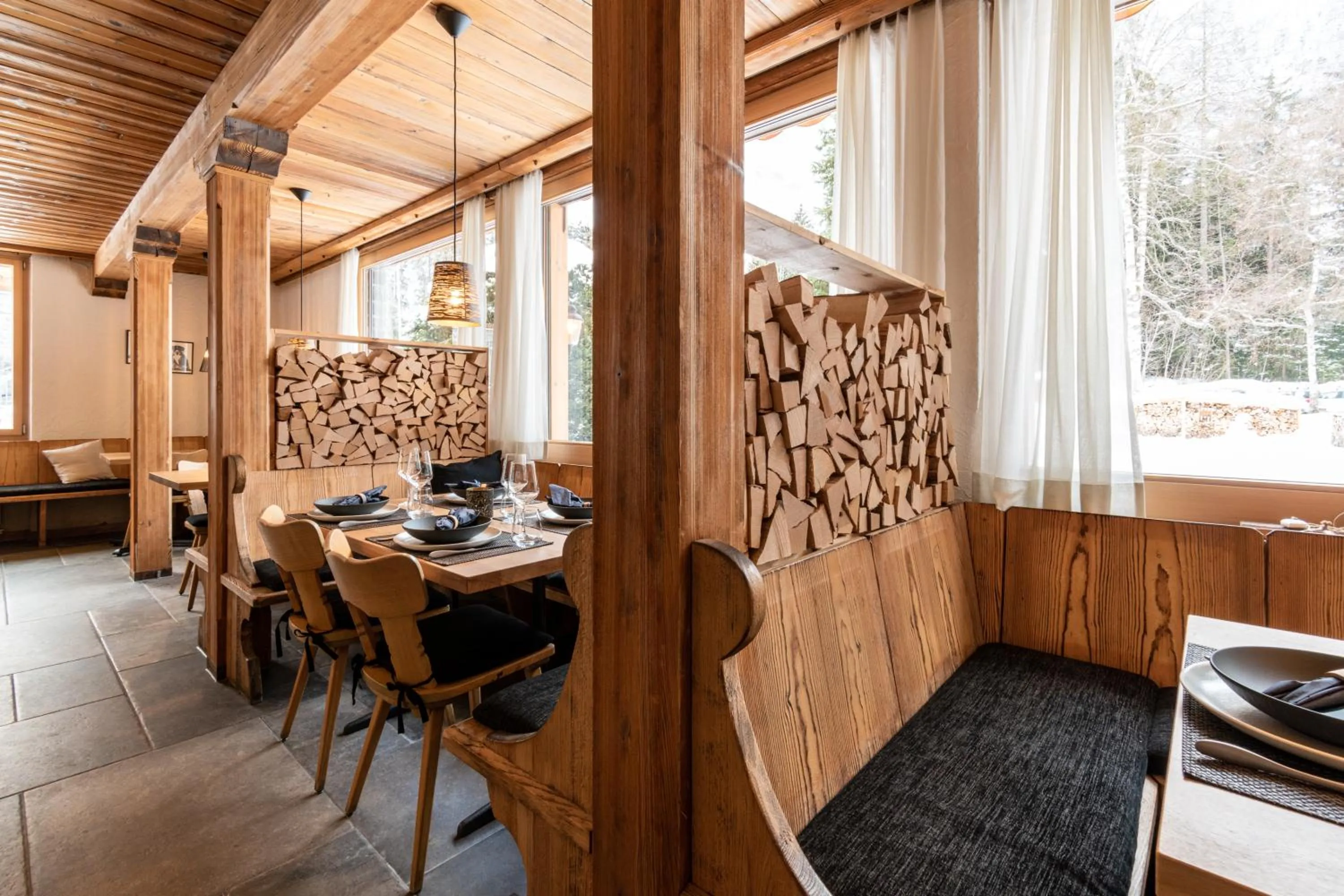 Restaurant/places to eat in Typically Swiss Hotel Ermitage