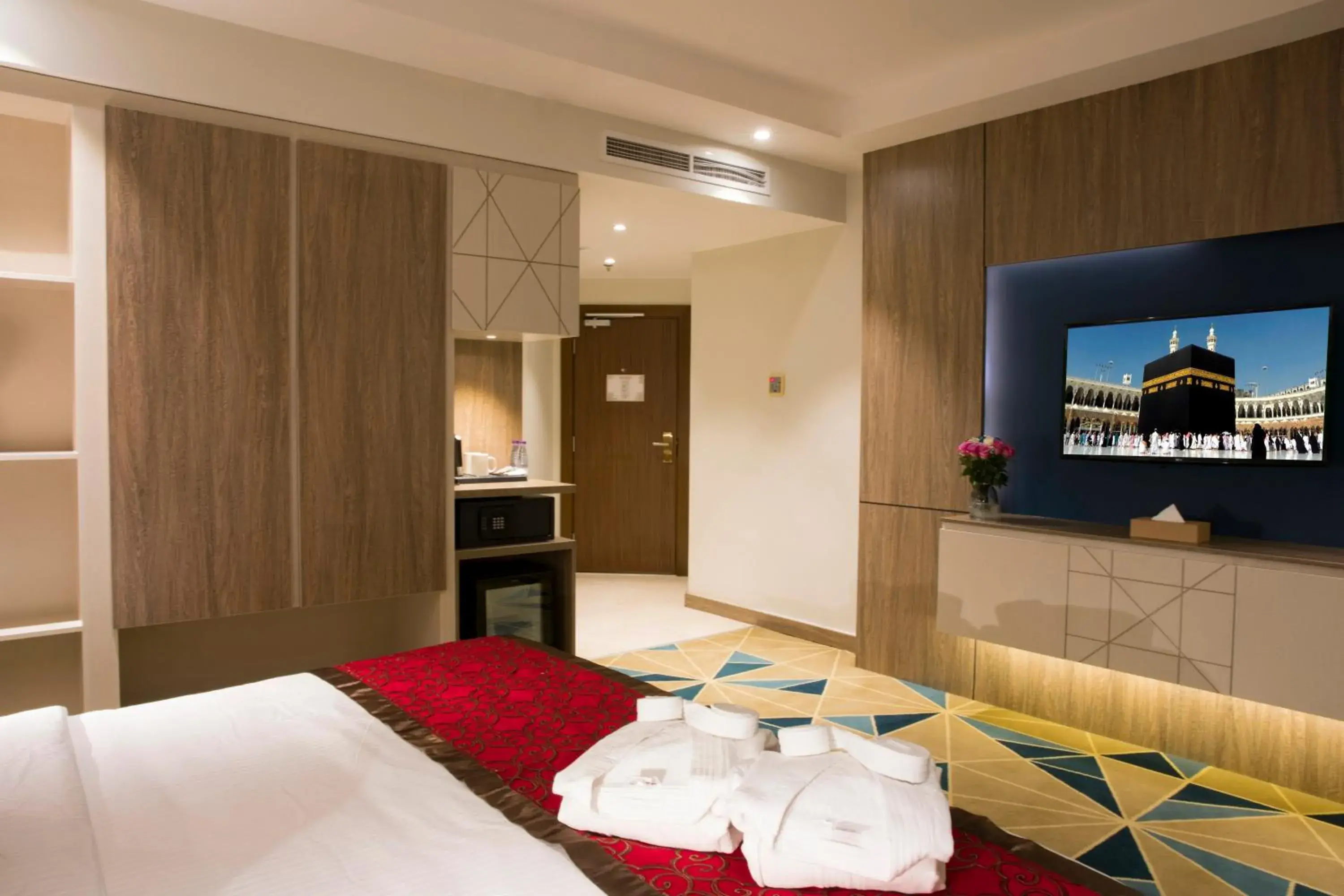 TV and multimedia, Bed in Hibatullah Hotel Makkah TV and multimedia, Bed in Hibatullah Hotel Makkah