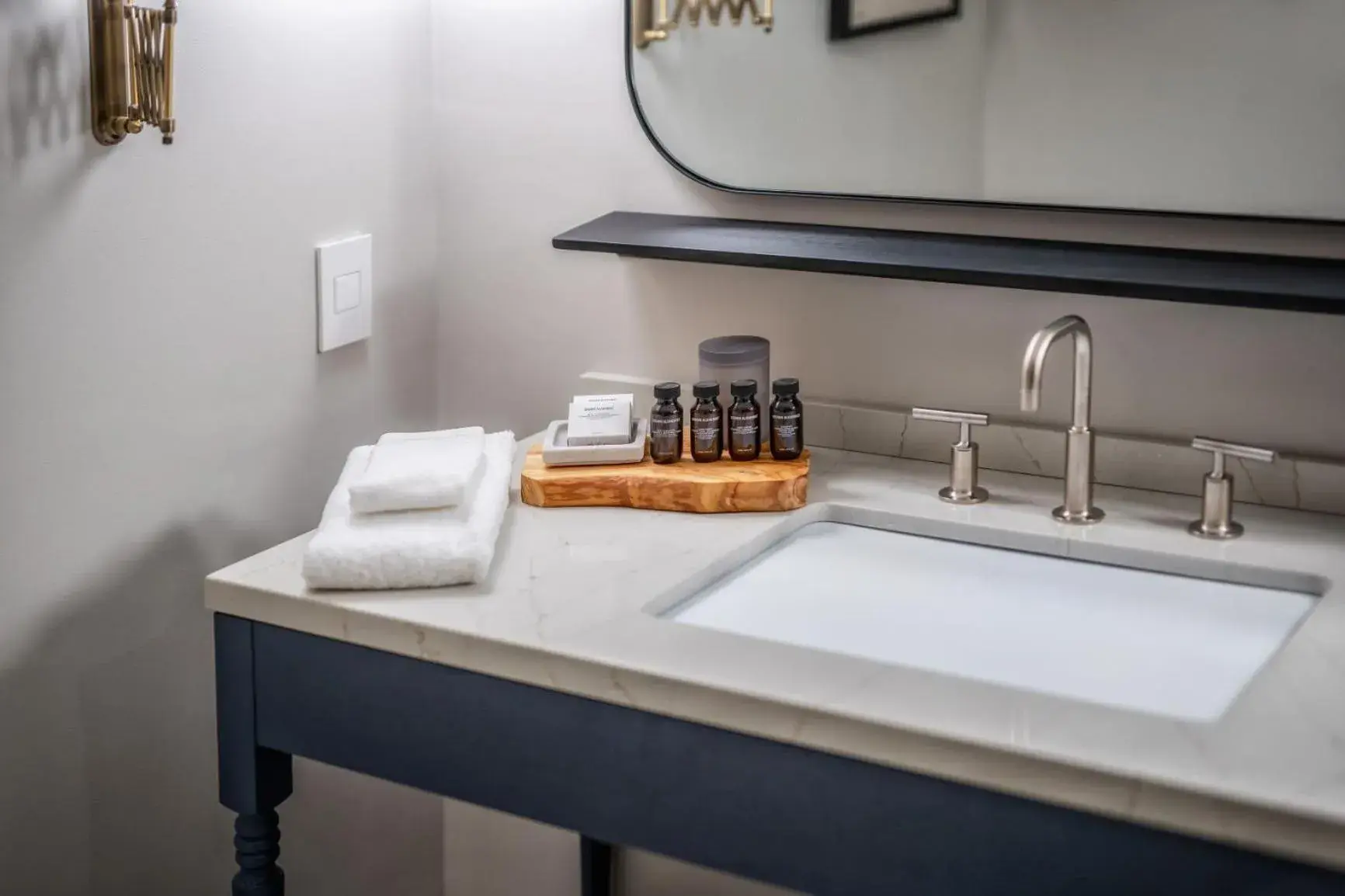 Jasper Studio Suite - ADA / One King in Jasper Hotel Jasper Studio Suite - ADA / One King in Jasper Hotel