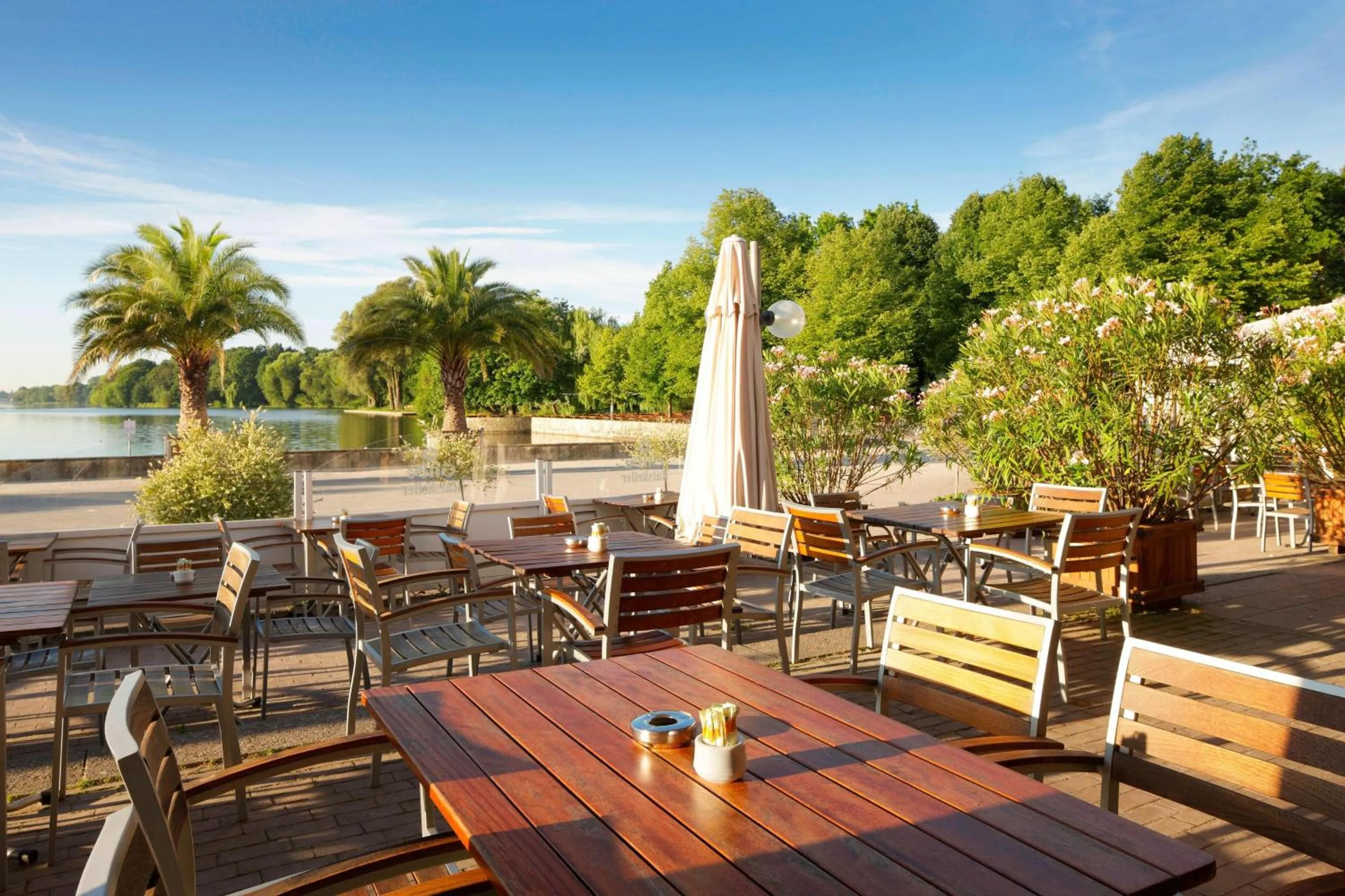 Lounge or bar in Courtyard by Marriott Hannover Maschsee