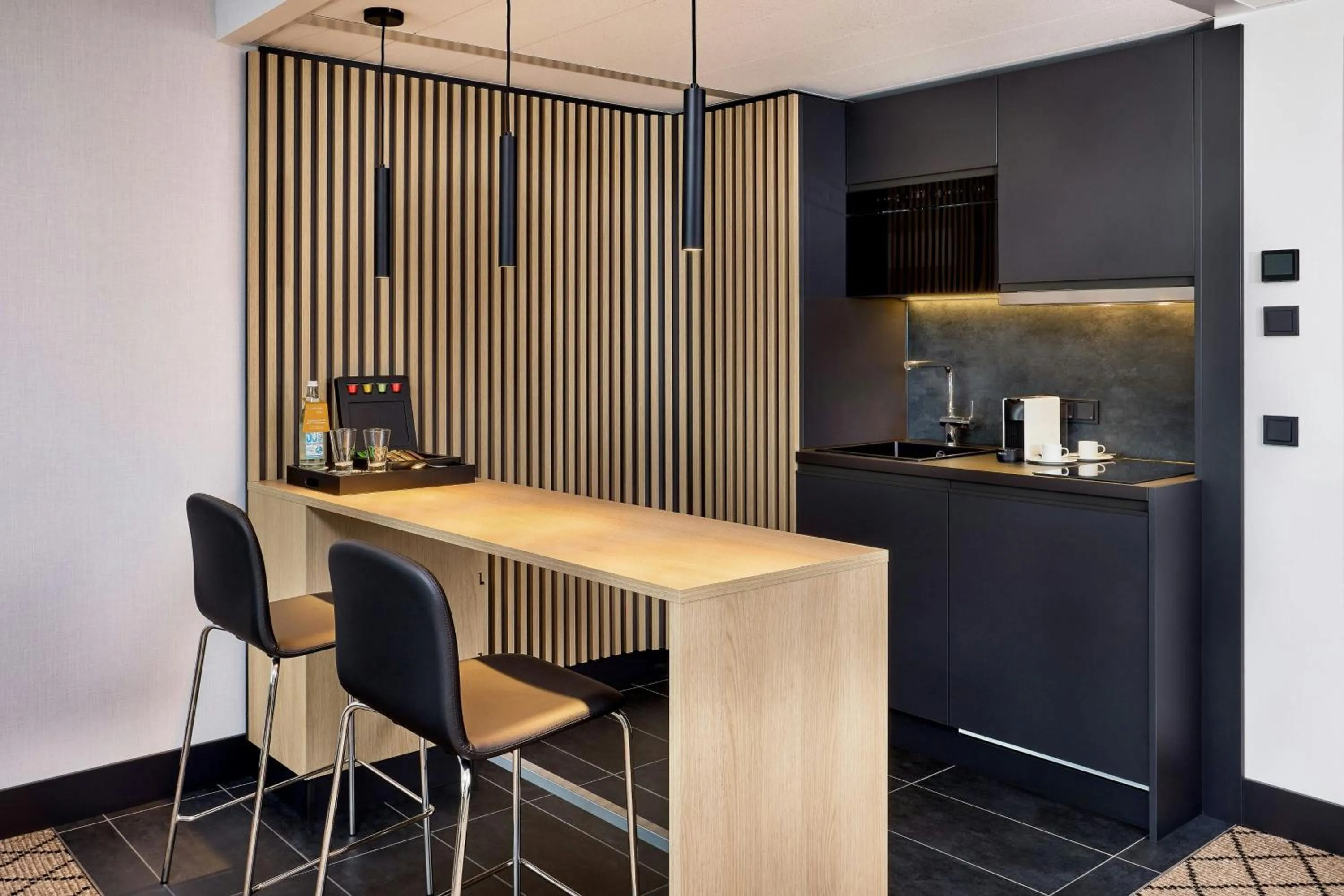 Kitchen or kitchenette in Courtyard by Marriott Hannover Maschsee