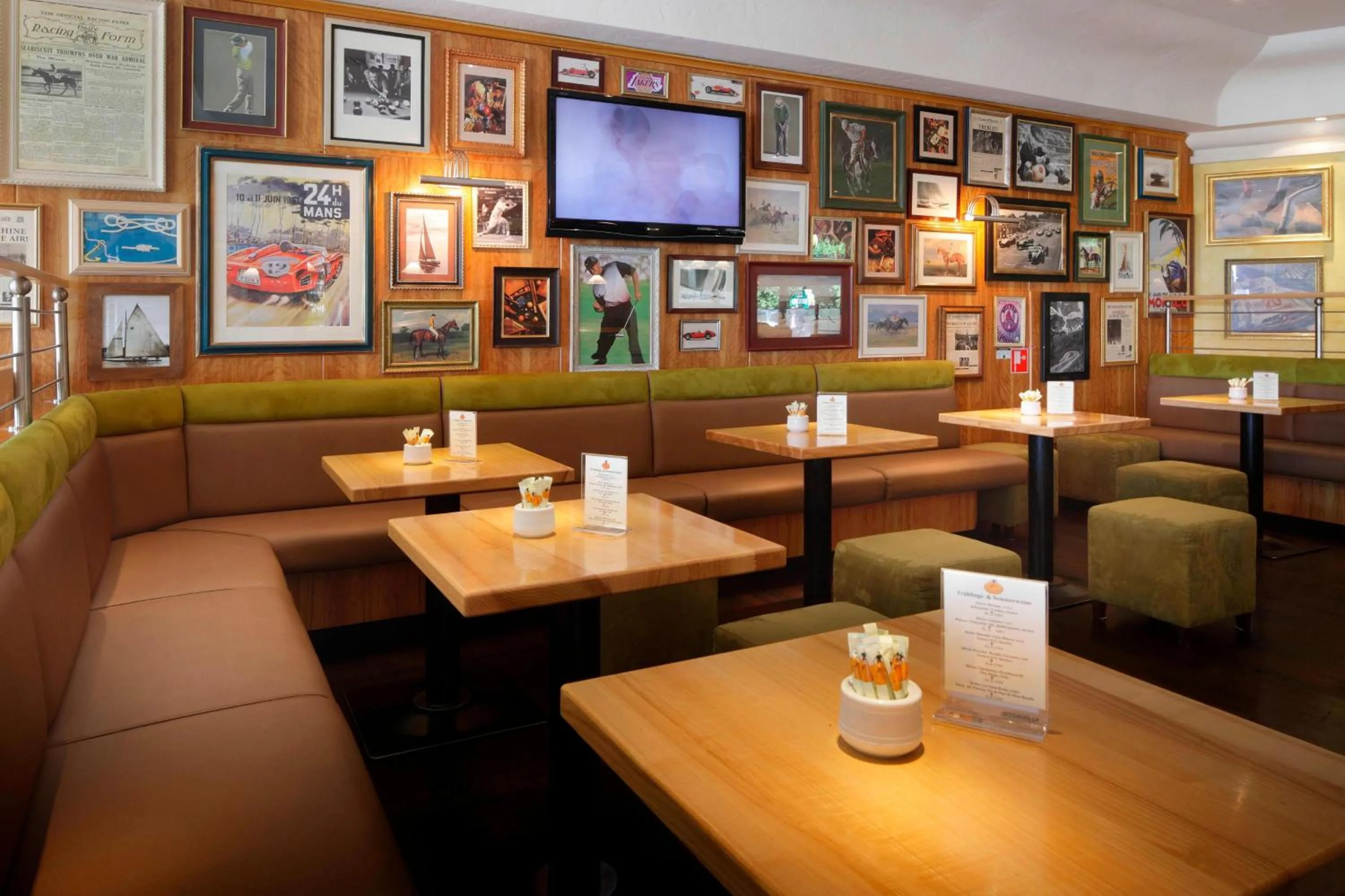 Lounge or bar in Courtyard by Marriott Hannover Maschsee