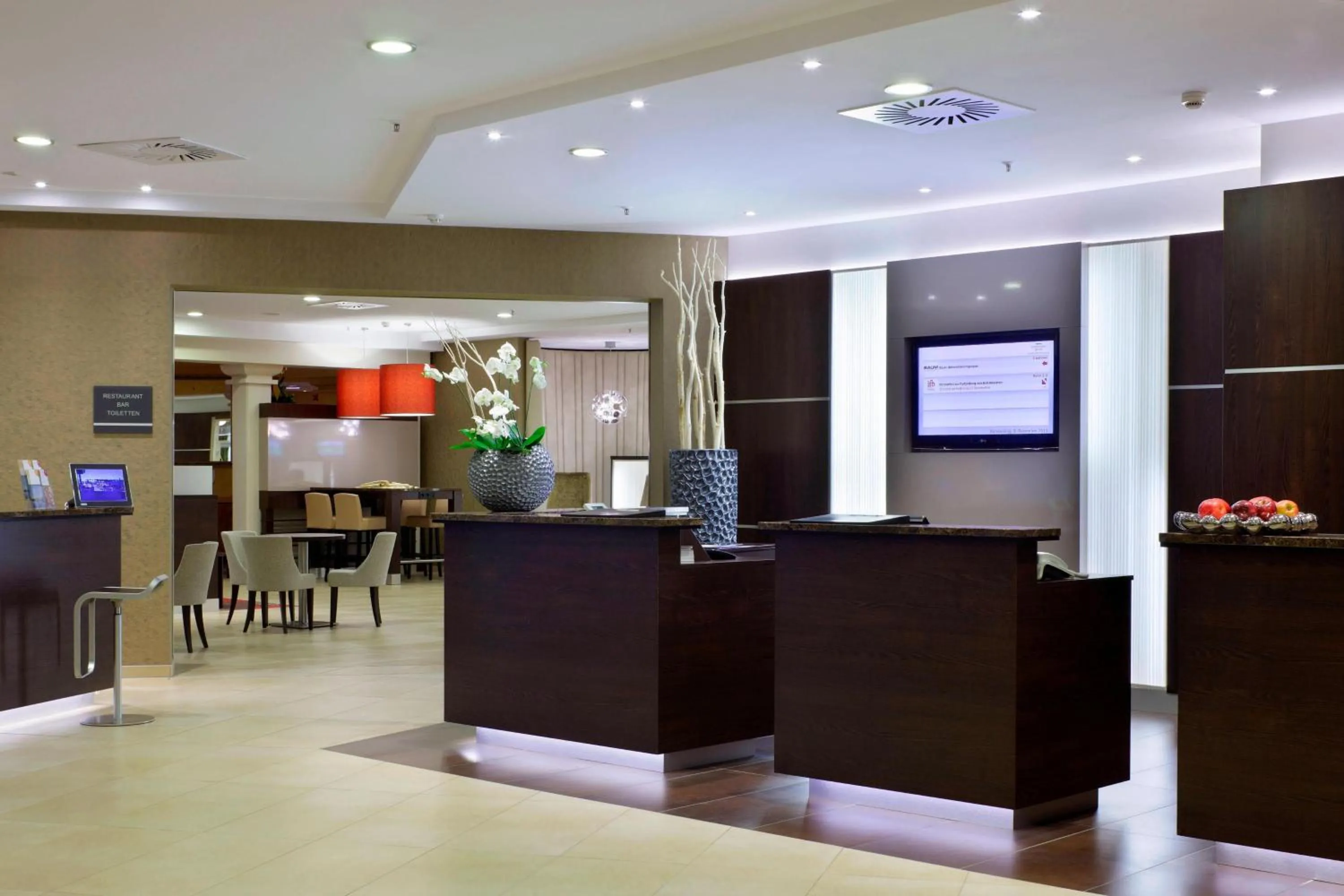 Lobby or reception in Courtyard by Marriott Hannover Maschsee