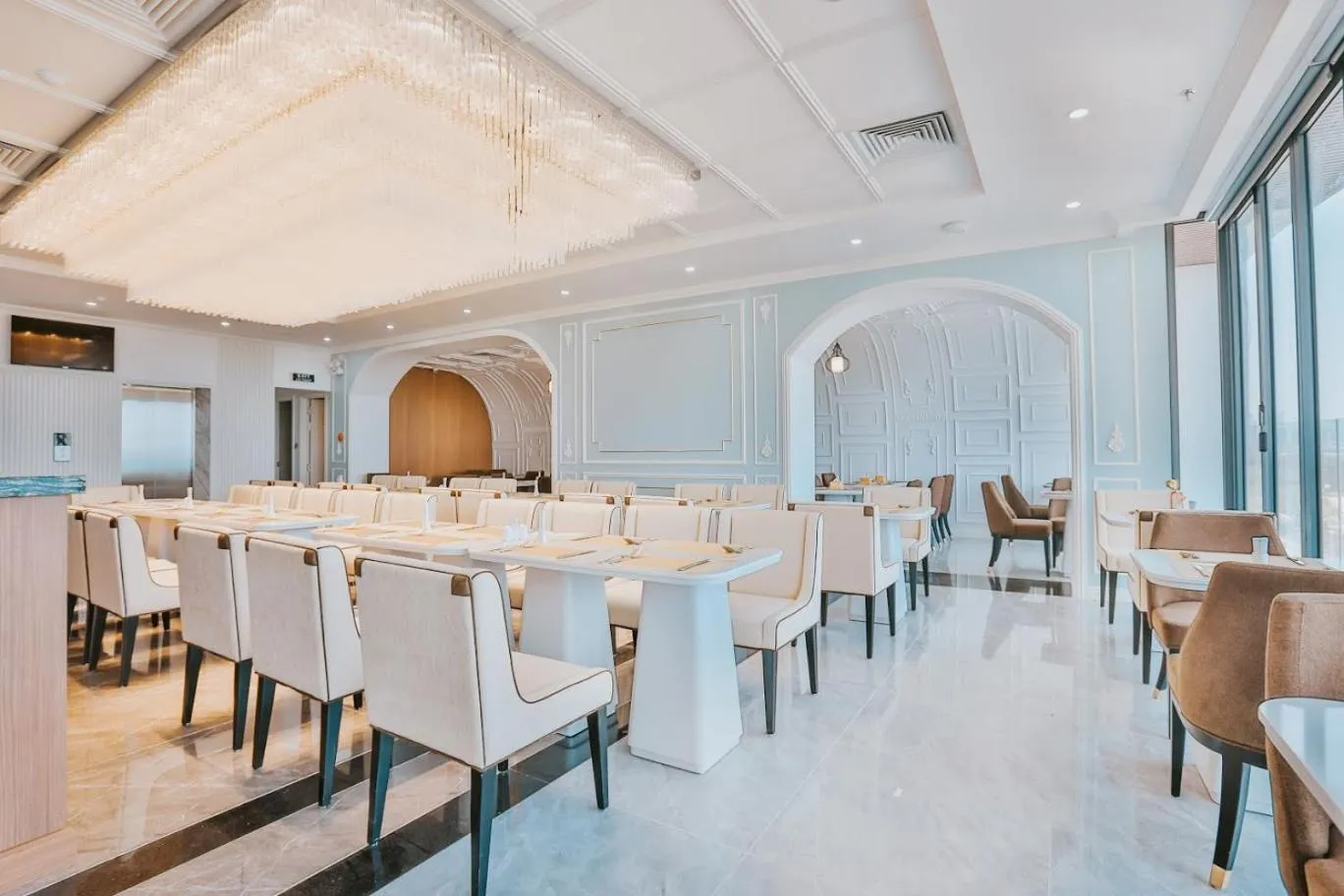 Restaurant/places to eat in La Vague Hotel