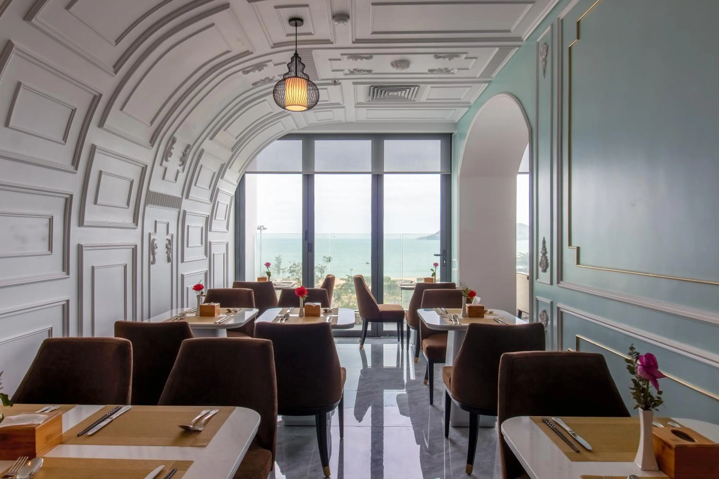 Restaurant/places to eat in La Vague Hotel