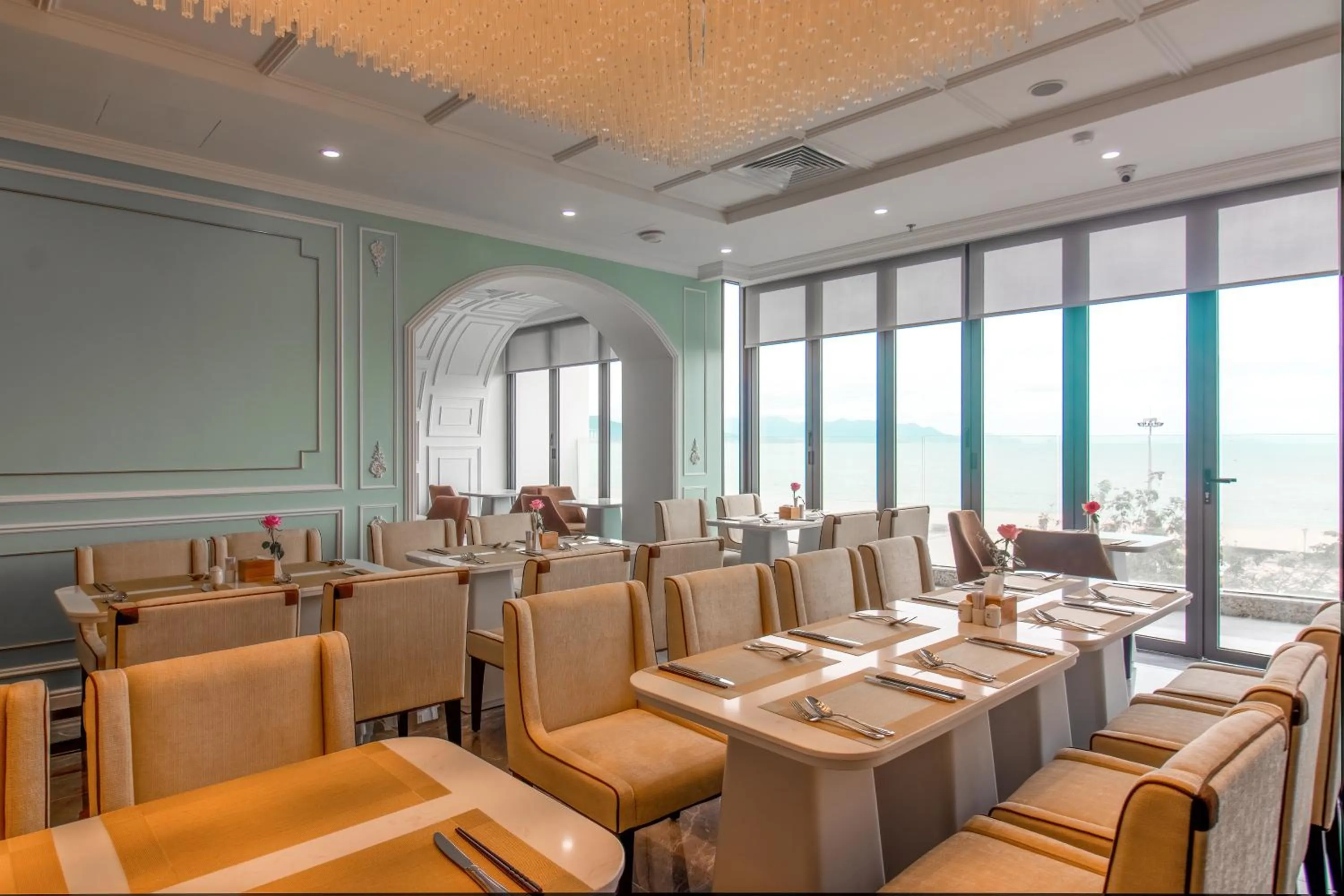 Restaurant/places to eat in La Vague Hotel