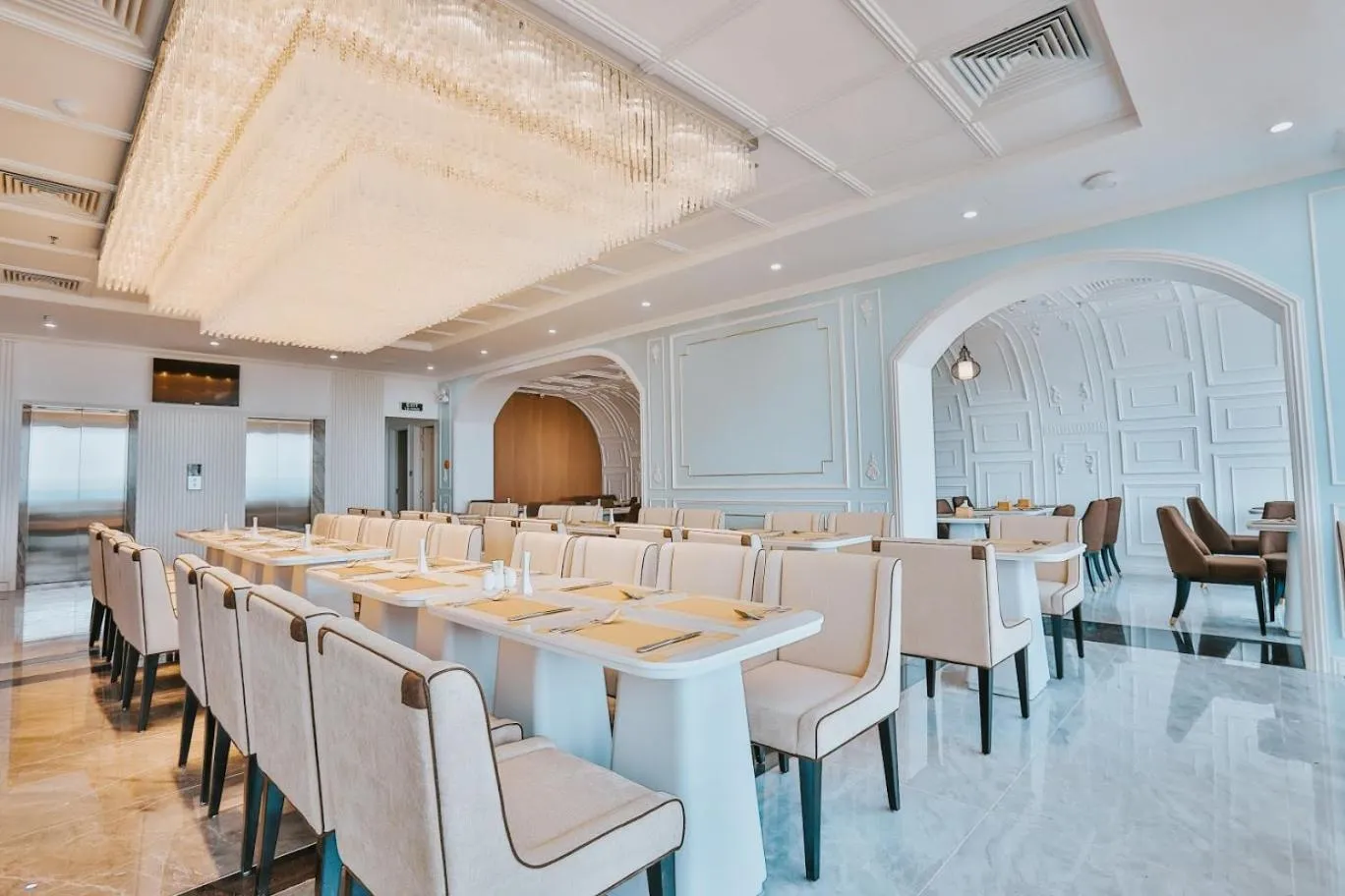 Restaurant/places to eat in La Vague Hotel