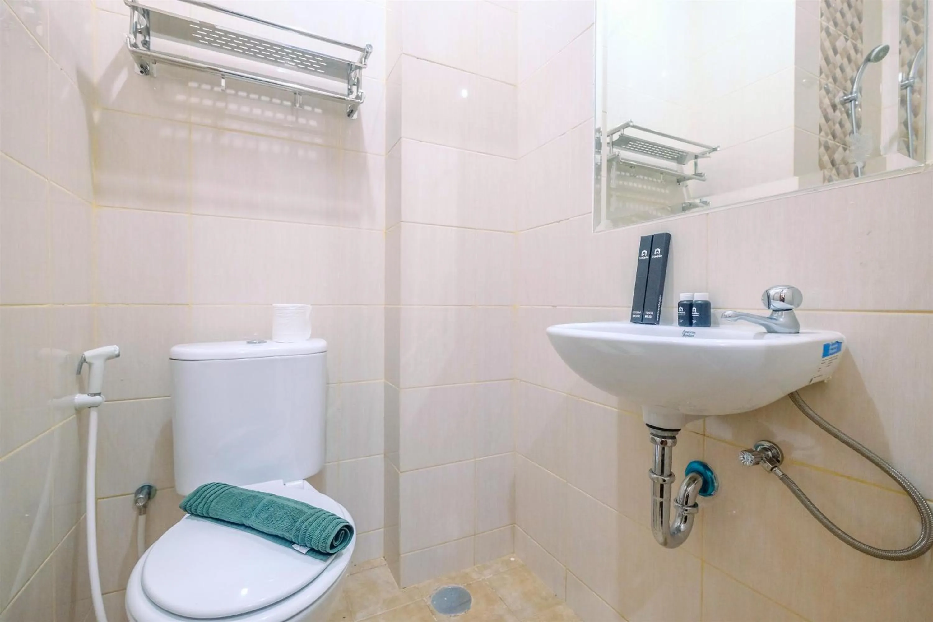 Bathroom in Compact and Relaxing Studio at Dave Apartment By Travelio