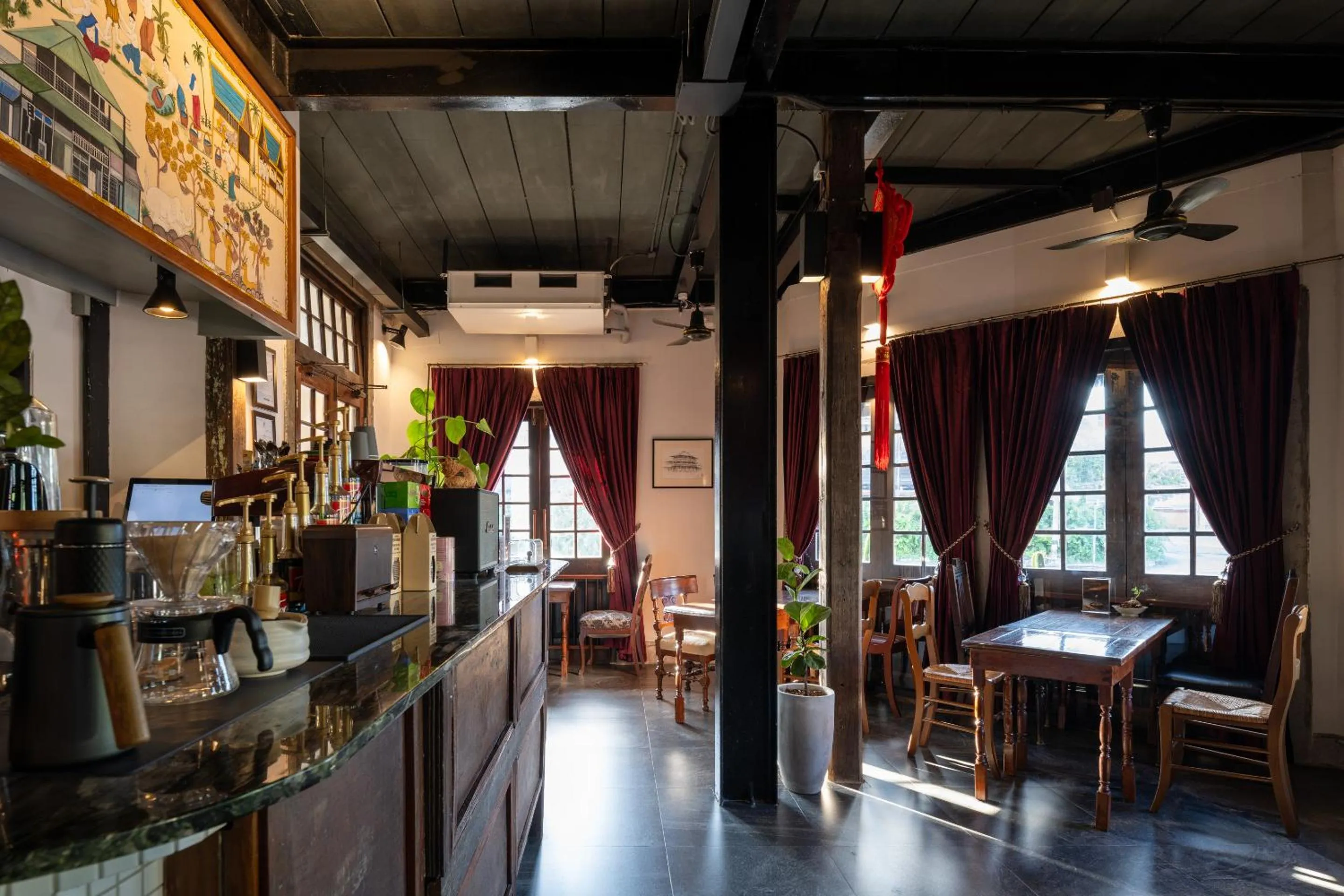 Restaurant/places to eat in Velawarin Hotel